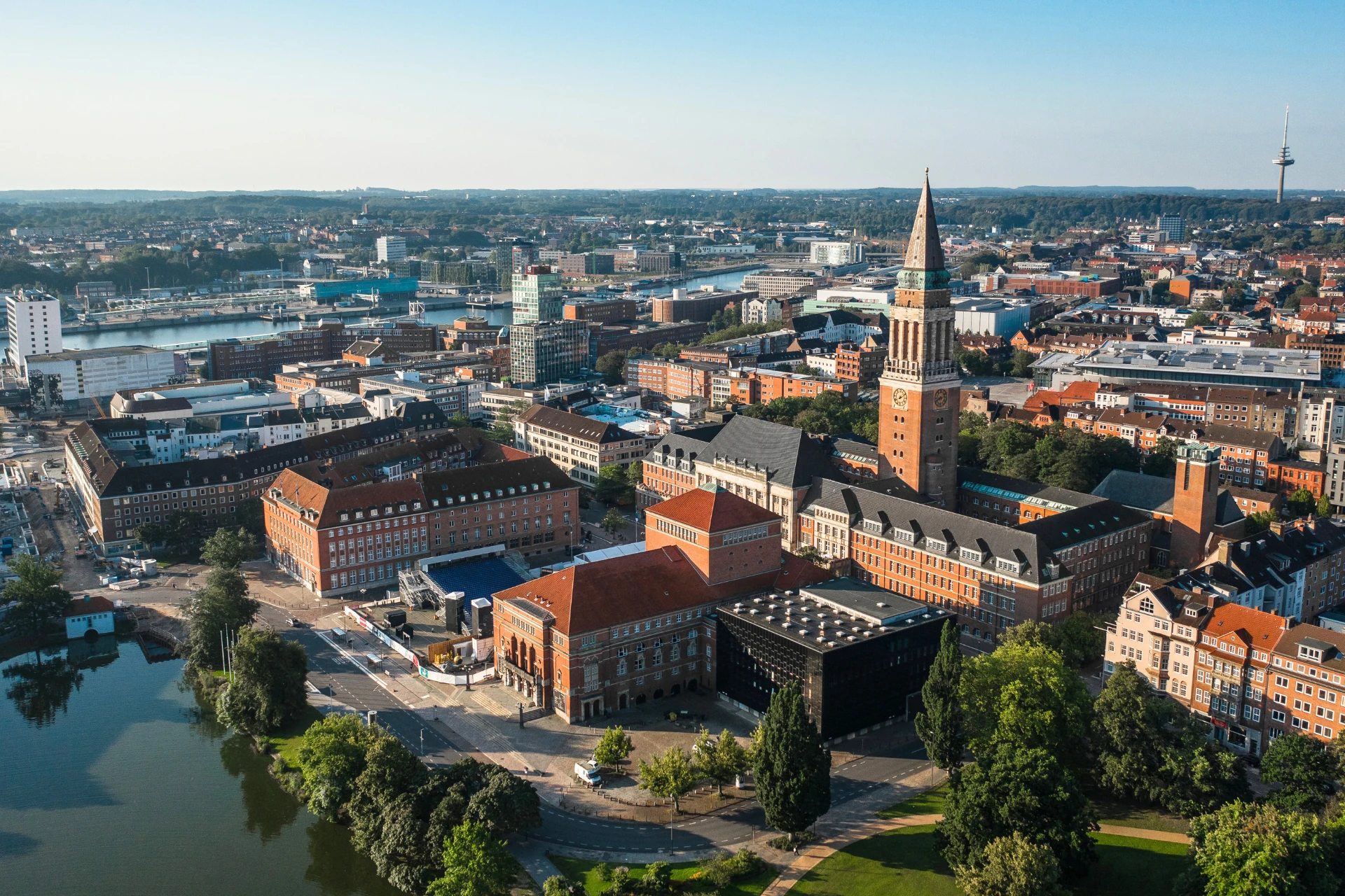 Blick auf den Hafen von Lübeck mit einer Mischung aus alten und neuen Architekturen.