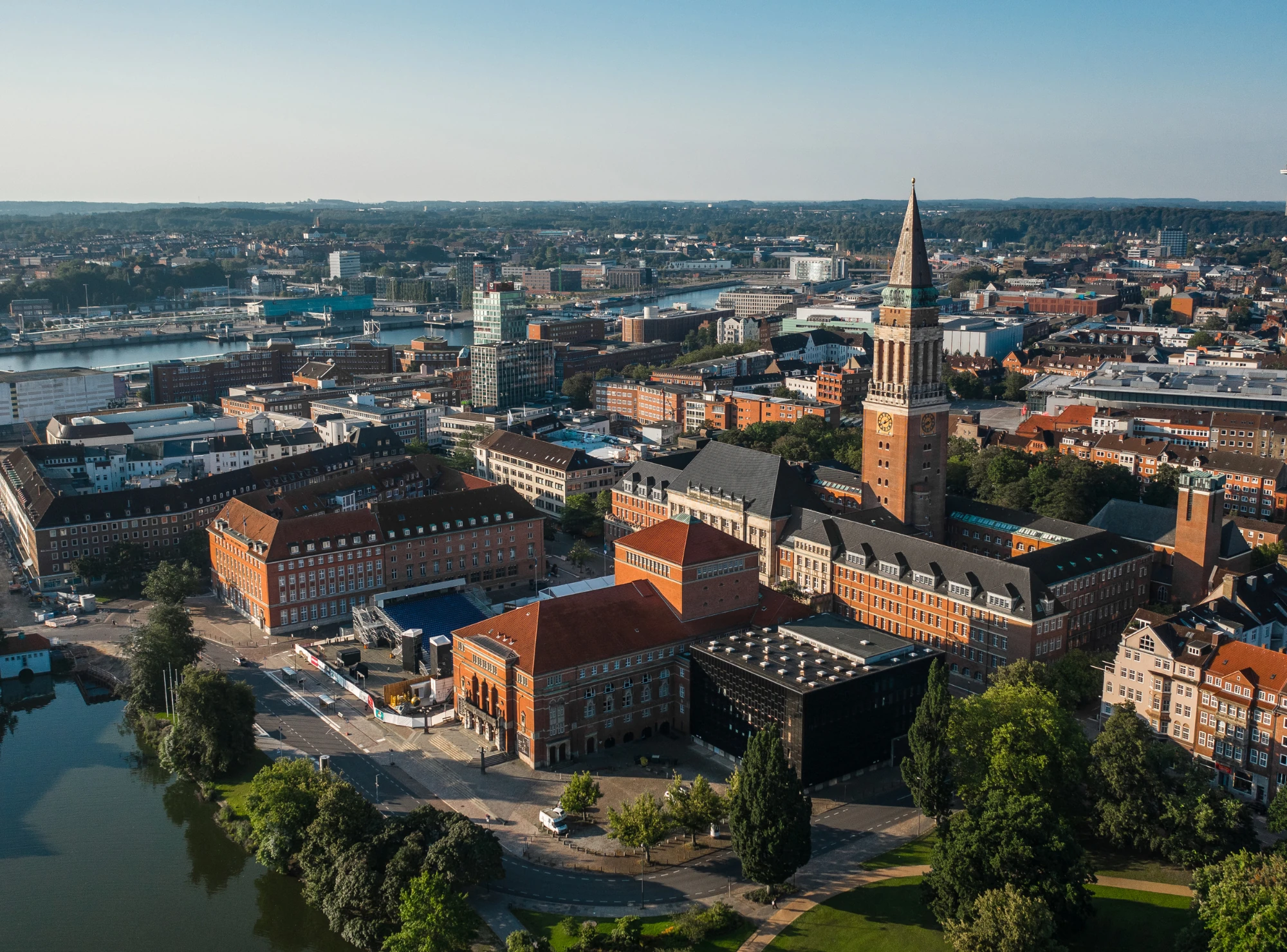 Urbaner Ausblick auf Kiel mit einer Mischung aus alten und neuen Gebäuden.