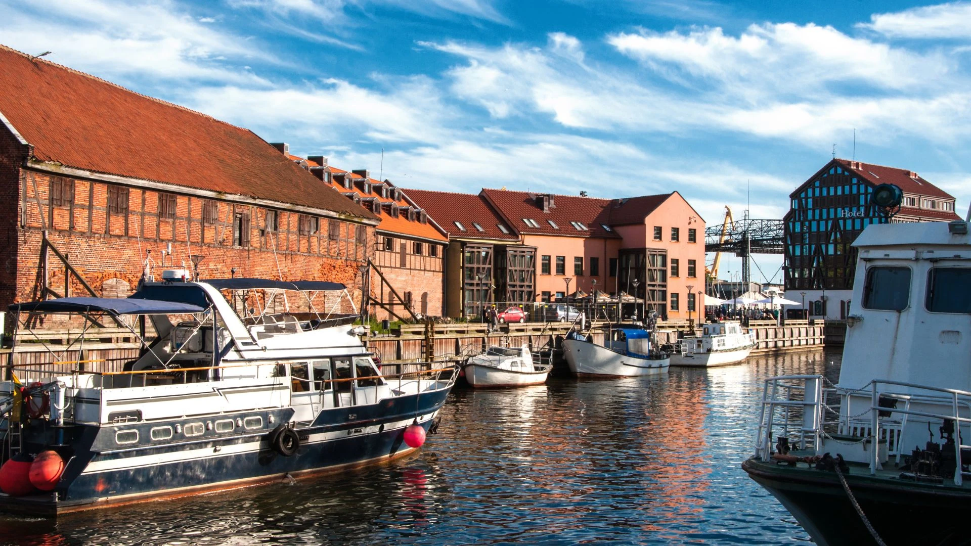 Stadtansicht am Hafen mit modernen und alten Gebäuden