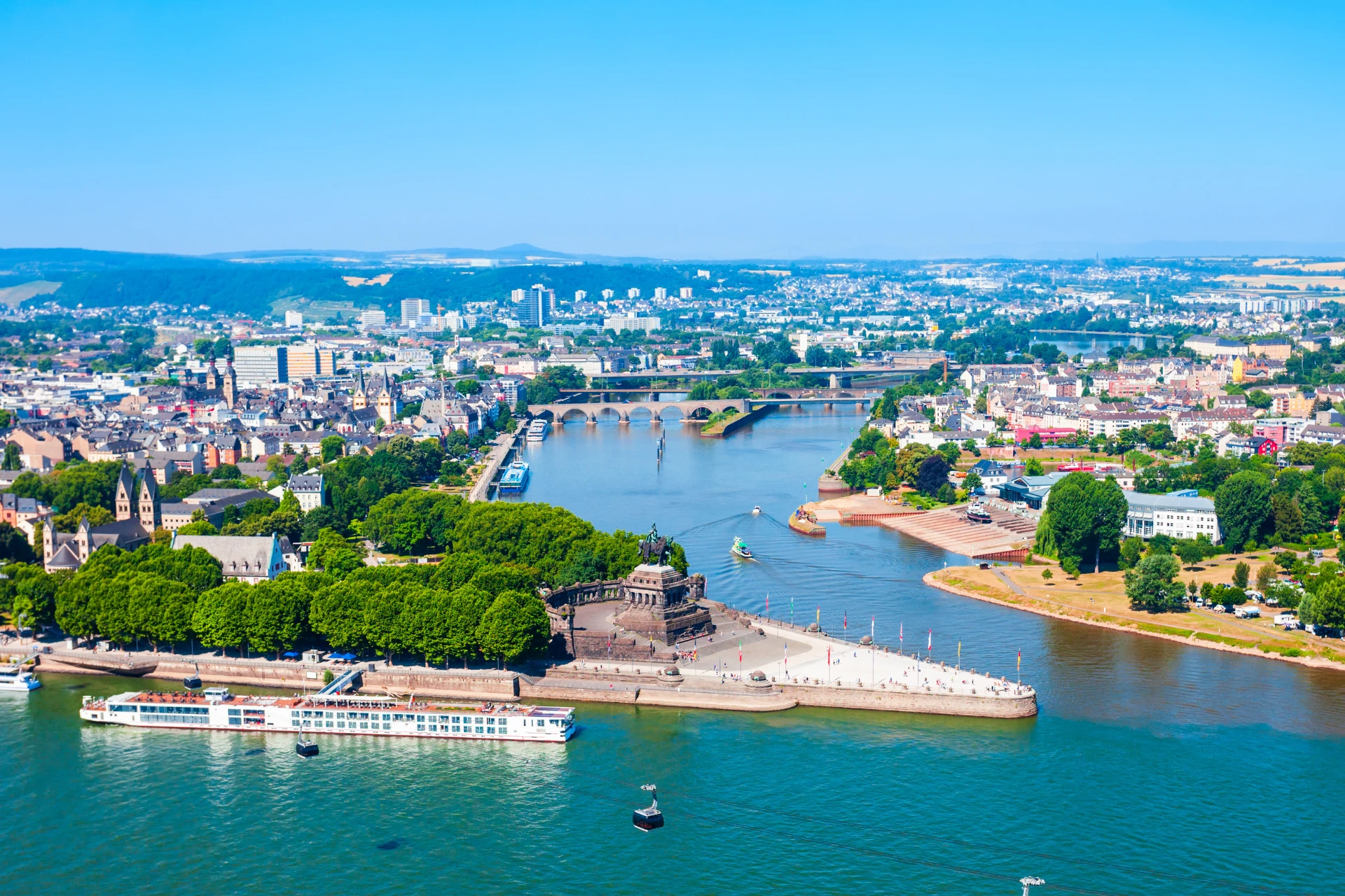 Panoramablick auf die Stadt am Rhein mit Booten und Brücken.