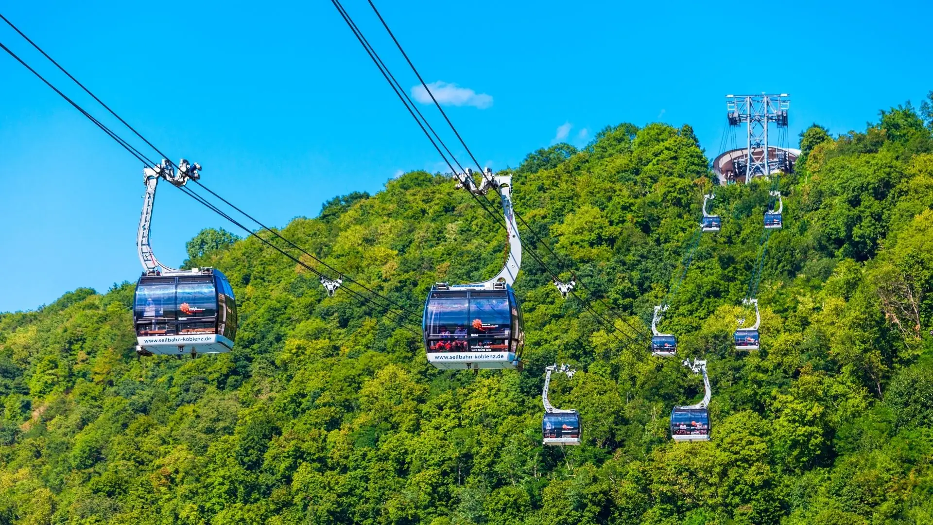 Aussicht auf die Seilbahn mit blauen Himmel