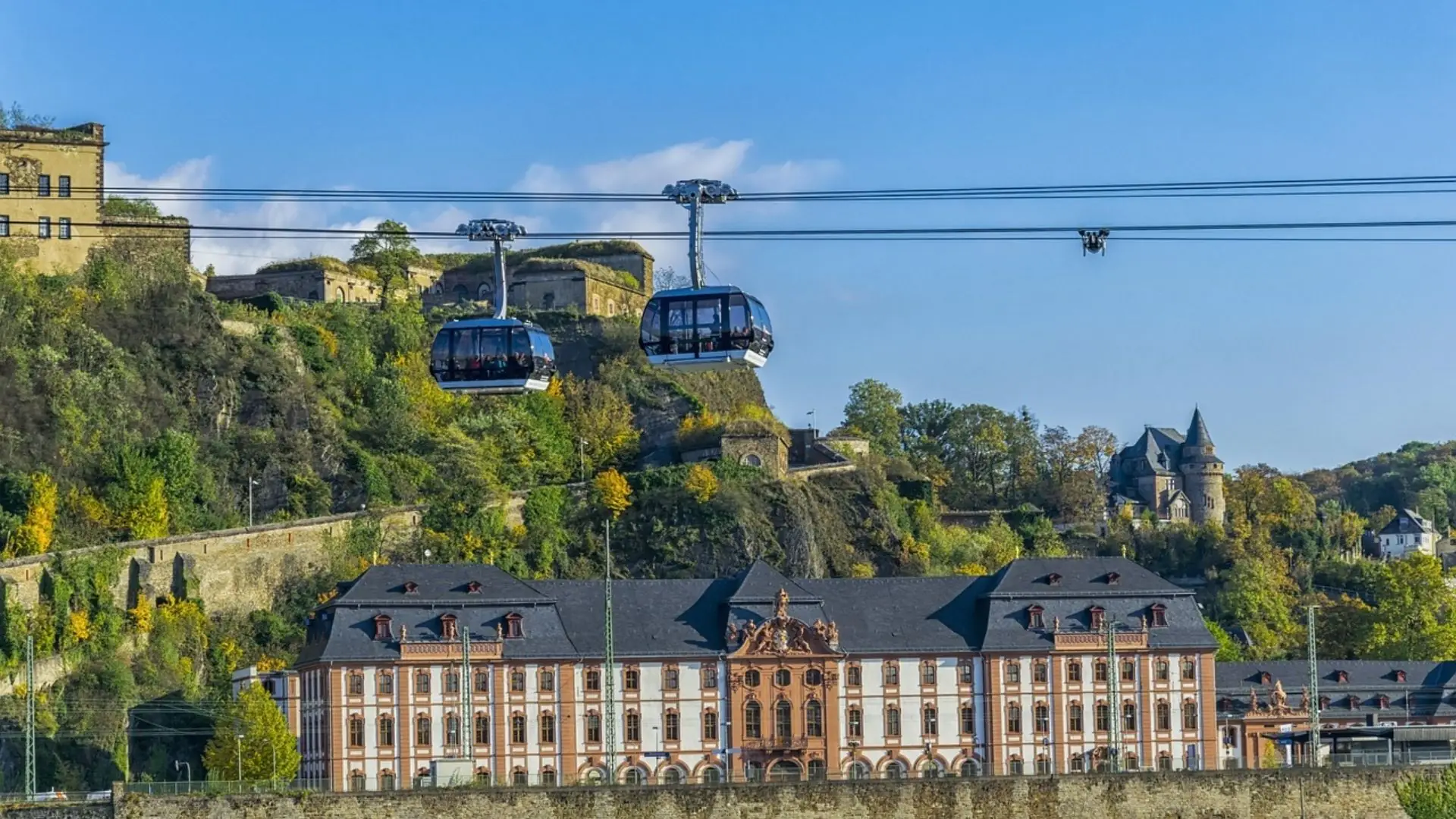 Seilbahnkabinen über der Festung Ehrenbreitstein und historischen Gebäuden in Koblenz