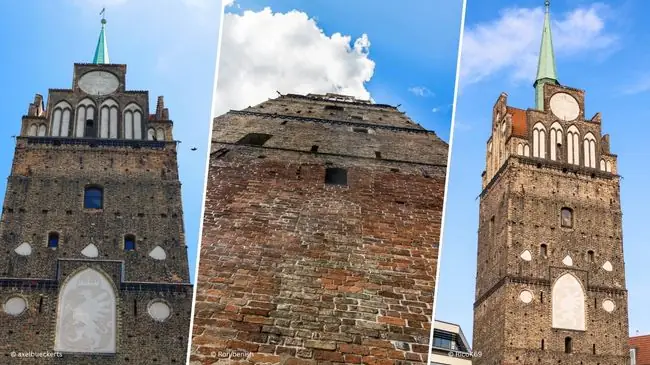 Architektur des Stadtturms unter blauem Himmel