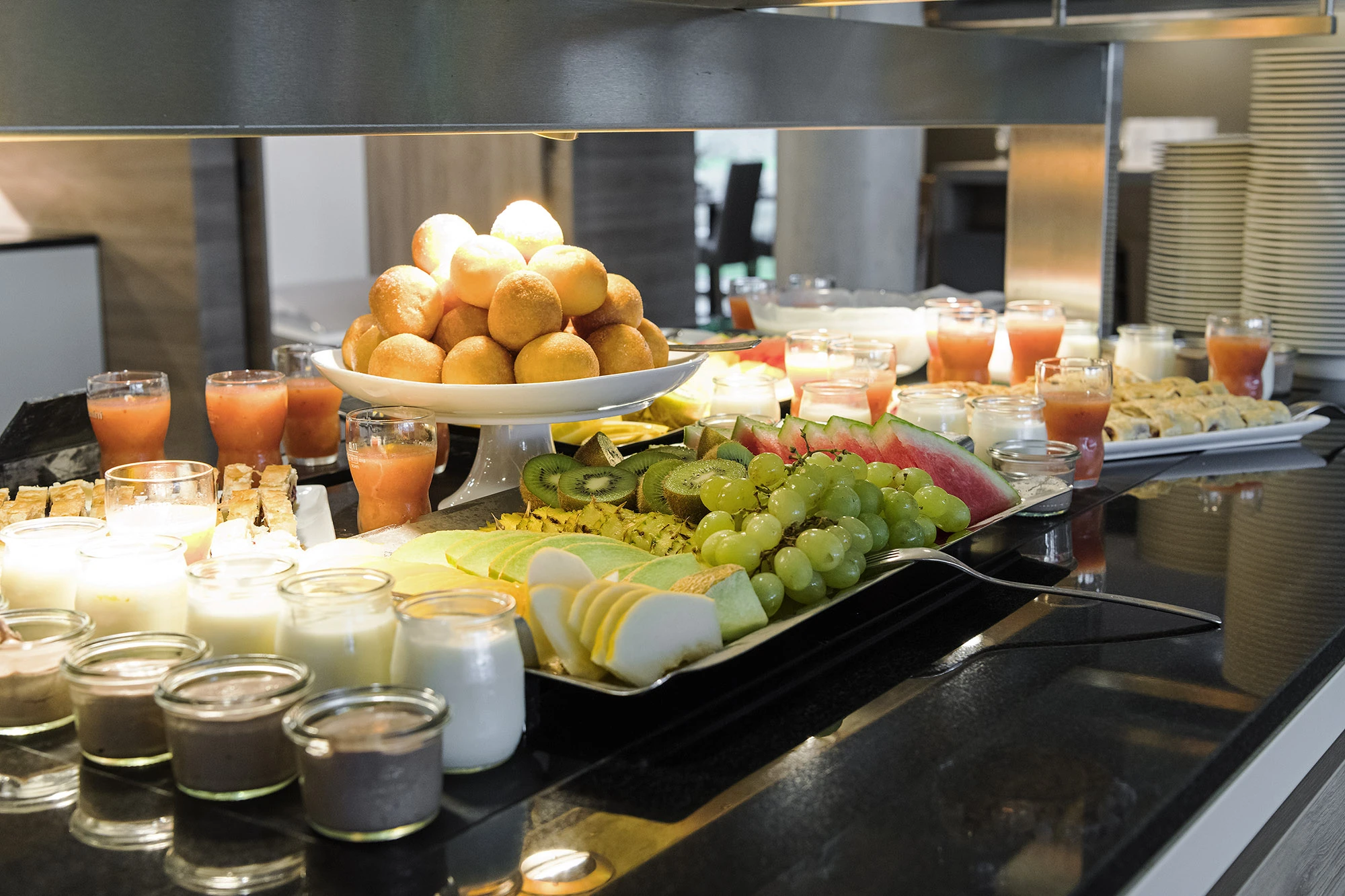 Ein reichhaltiges Frühstücksbuffet im Wonnemar Resort Wismar mit einer Auswahl an frischem Obst, Gebäck, Joghurt und Smoothies – ein perfekter Start in den Tag.