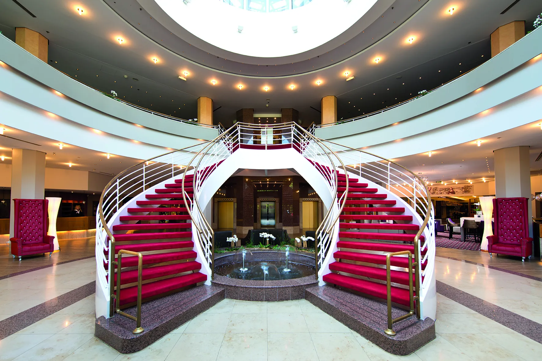 Leonardo Hotel Weimar - Eingangsbereich elegante rote Treppe