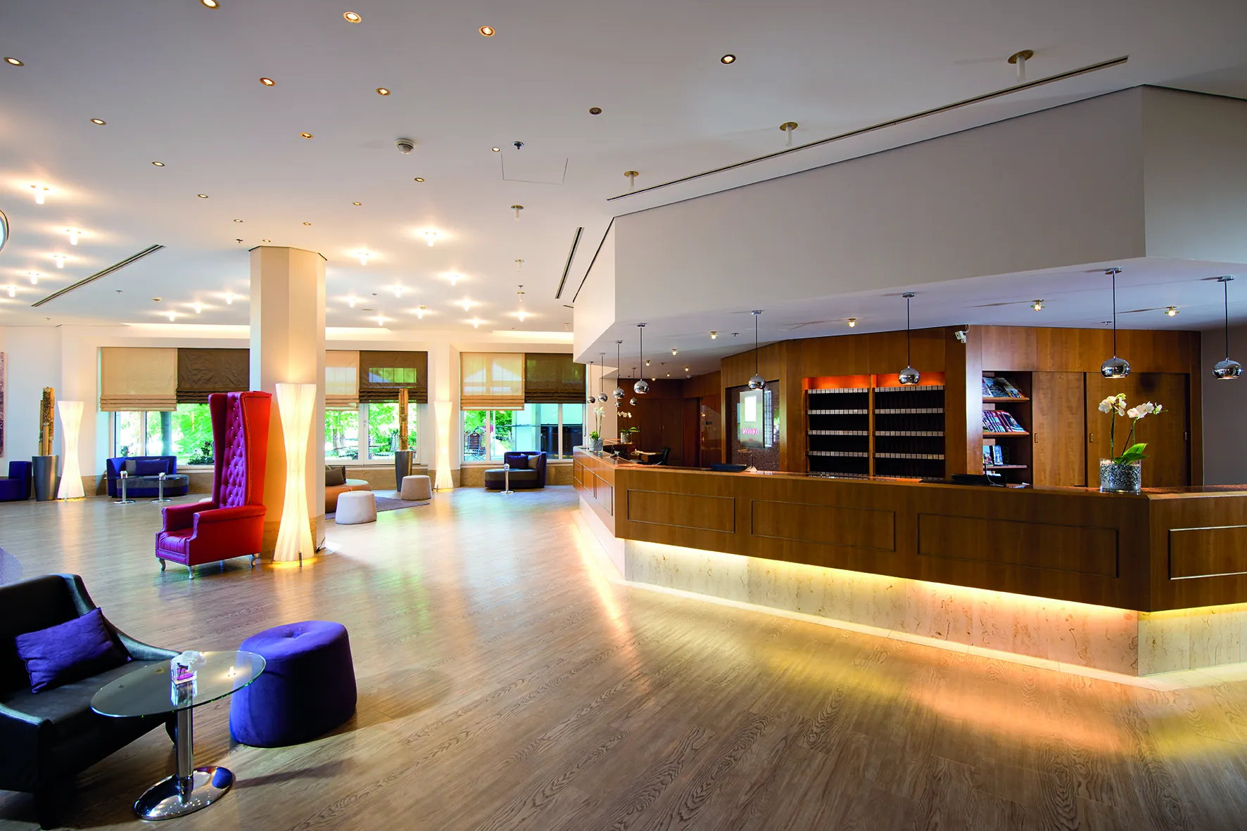 Leonardo Hotel Weimar - Rezeption & Lounge in eleganten Farben und Lichtern