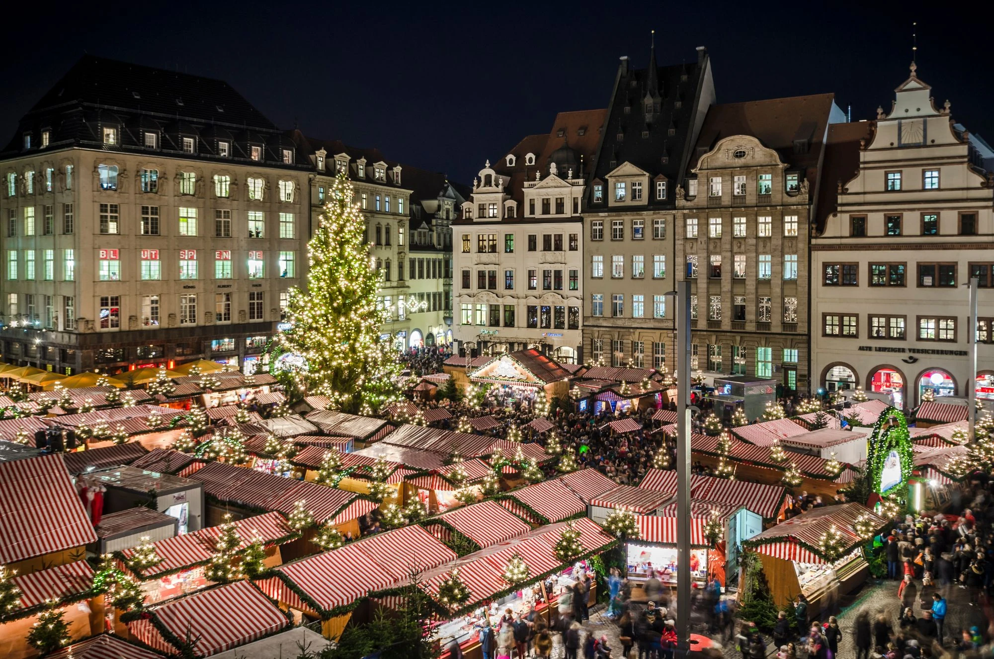 Panoramasicht über den Weihnachtsmarkt in Leipzig.
