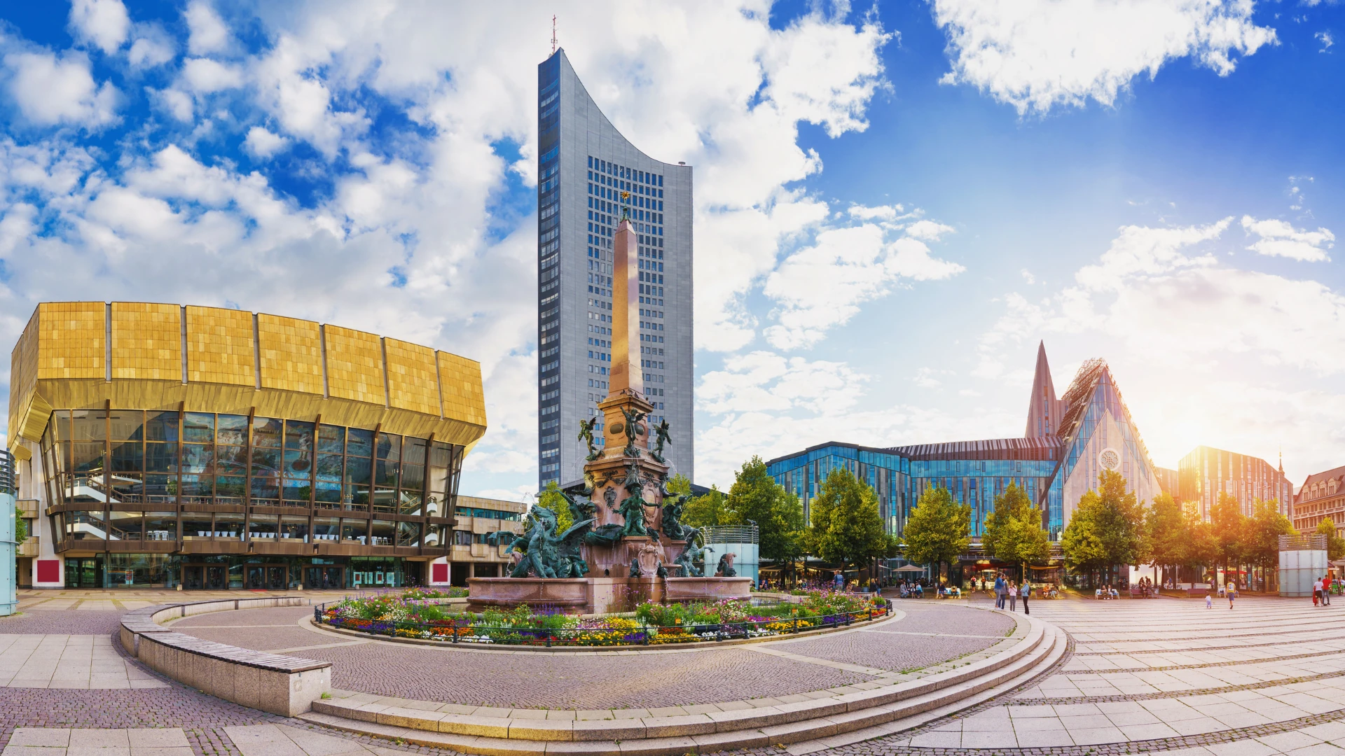 Panoramablick auf das Stadtzentrum von Leipzig mit dem Goldenen Haus und dem Obelisk
