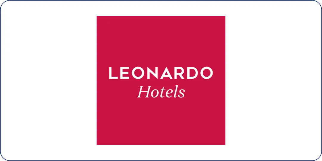 Logo von Leonardo Hotels mit weißem Schriftzug auf rotem Quadrat