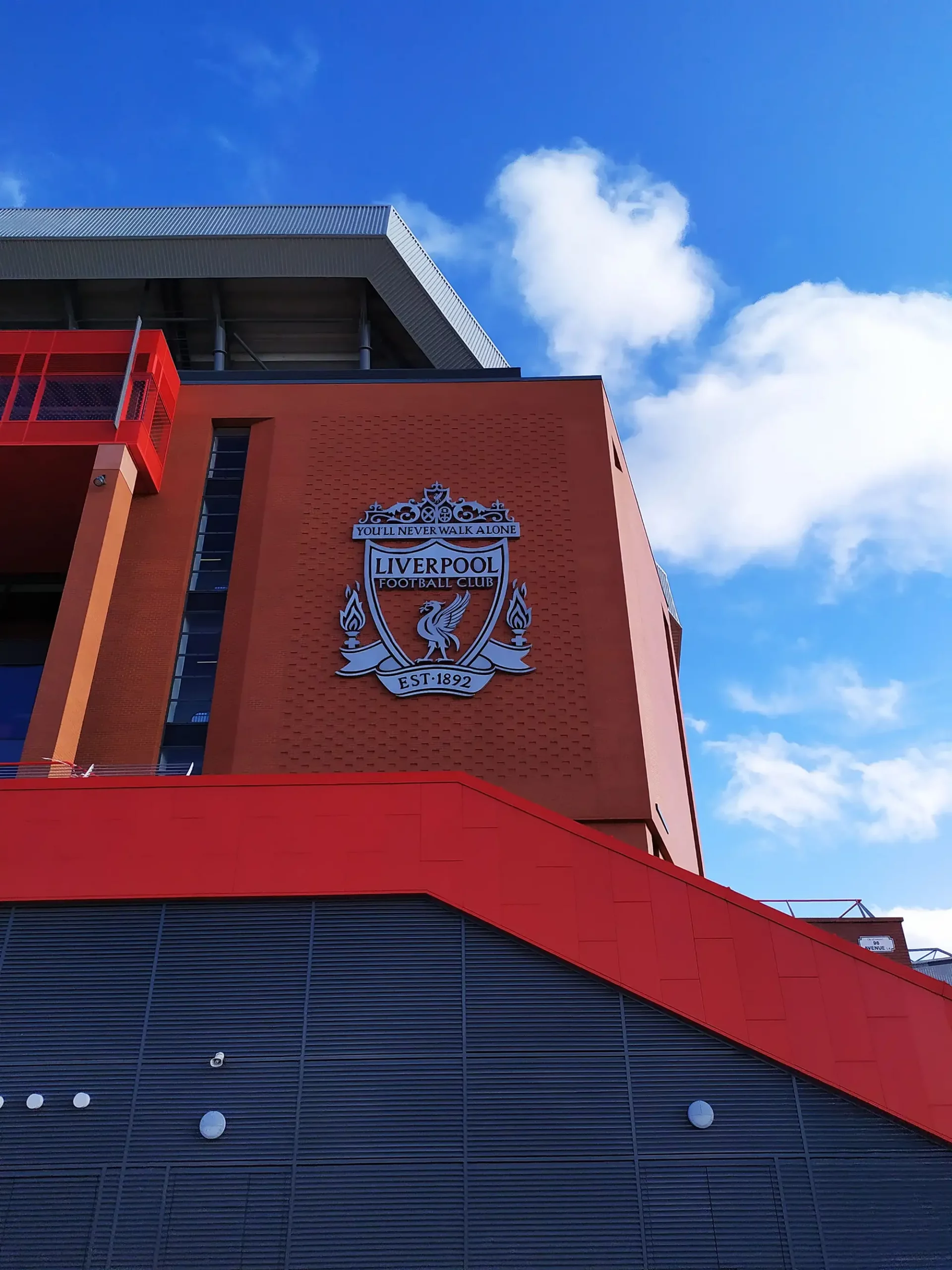 Vereinsemblem des FC Liverpool am Stadion