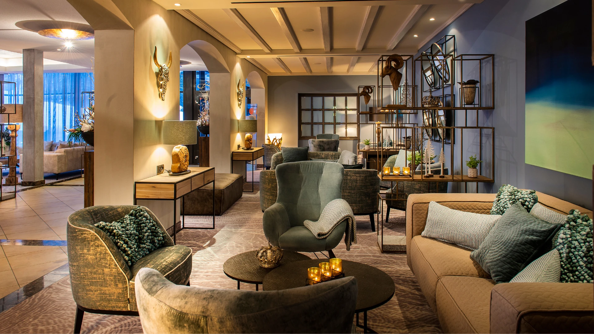 Die stilvolle Lobby im aja Fürstenhaus am Achensee lädt mit gemütlichen Sitzgelegenheiten, warmen Farben und liebevoll gestalteten Details zum Verweilen ein. Eine harmonische Kombination aus modernem Design und alpinem Flair schafft eine entspannte Wohlfühlatmosphäre.