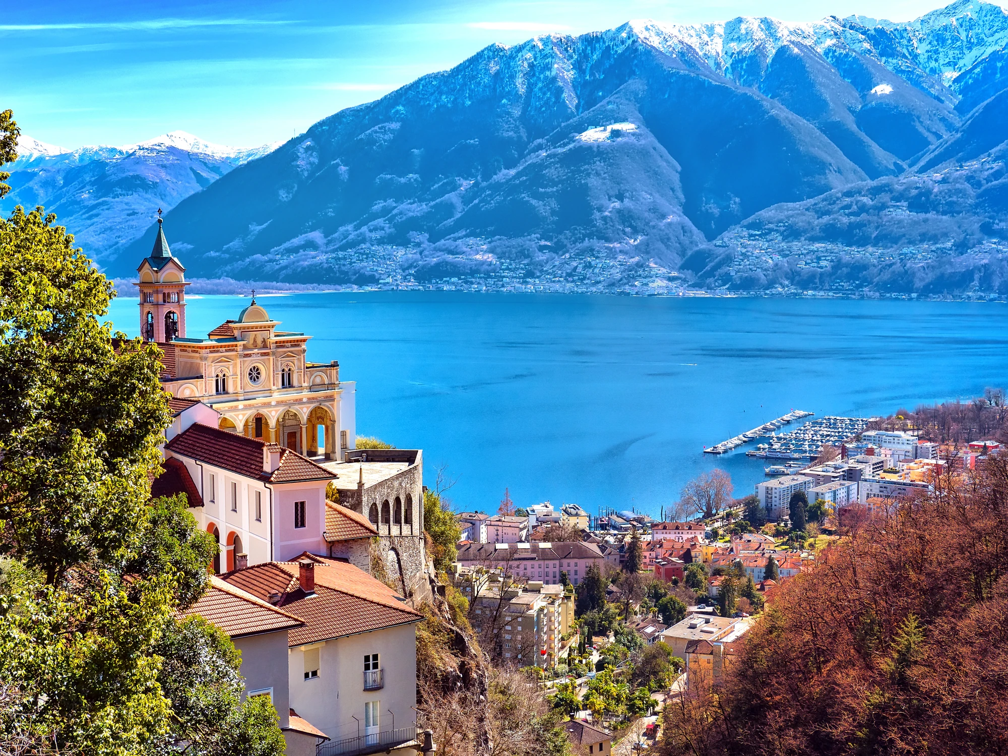 Aussicht auf Locarno, wunderschönes blaues Wasser und die Stadt