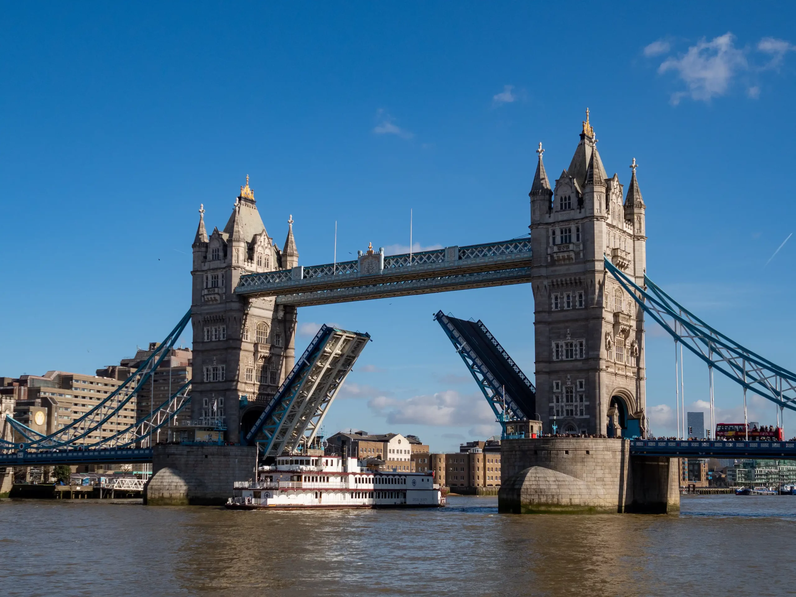Blick auf die hochgeklappte London Bridge während ein Schiff durchfährt