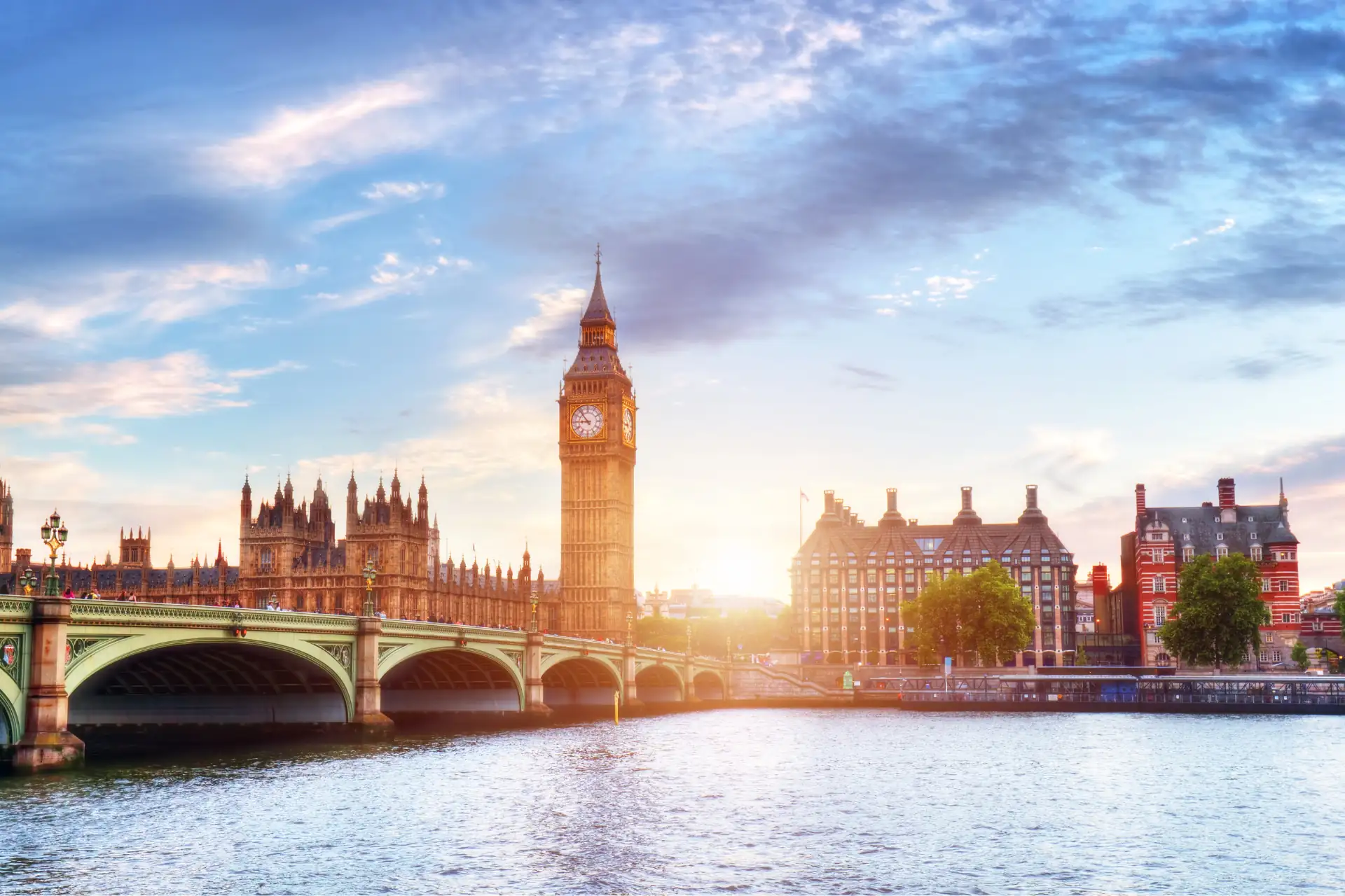Skyline von Lodnon mit Temse und Big Ben im goldenen Sonnenlicht