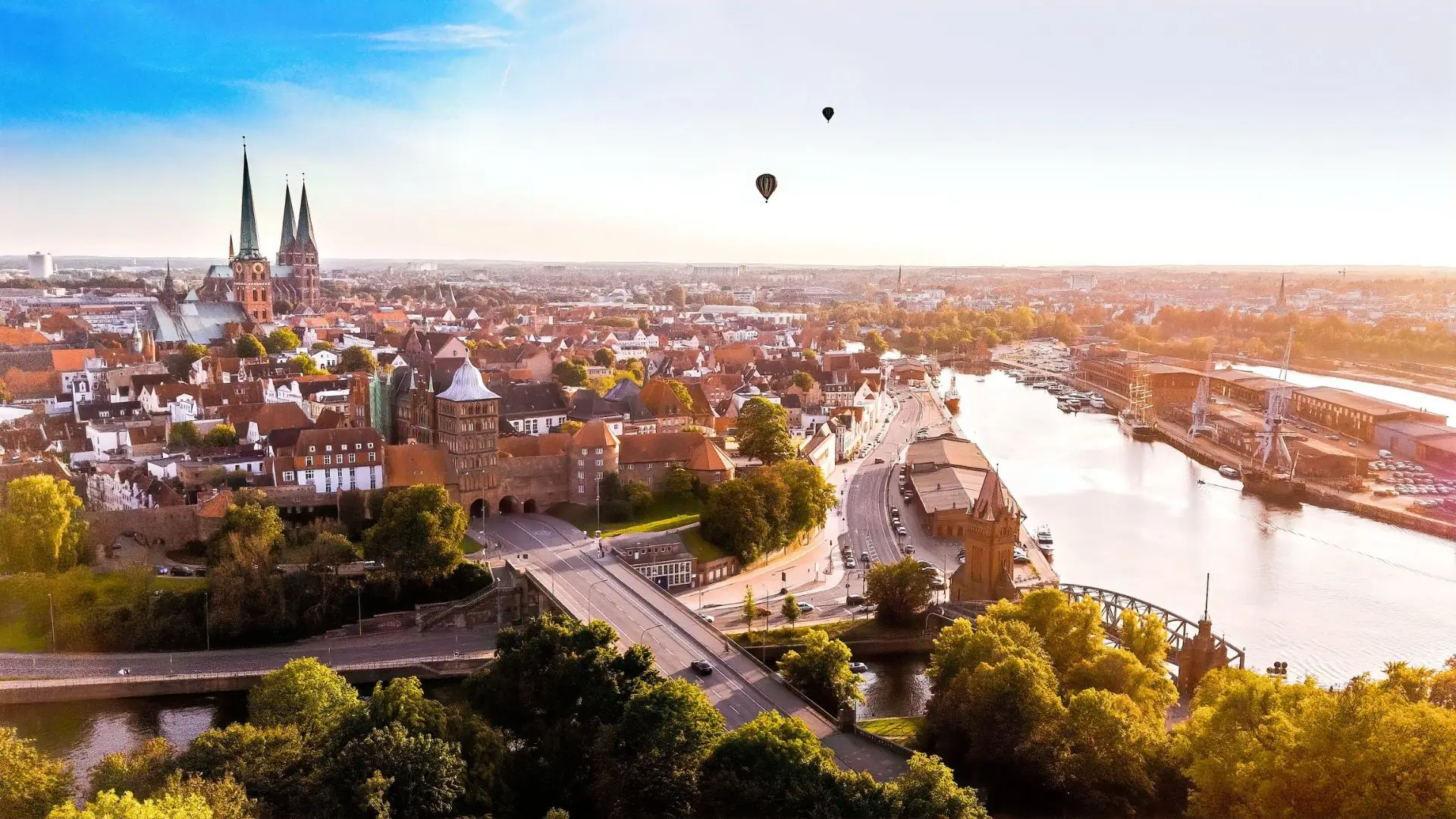 Lübeck von oben bei Sonnenuntergang für Besuch mit Hotel Lübeck