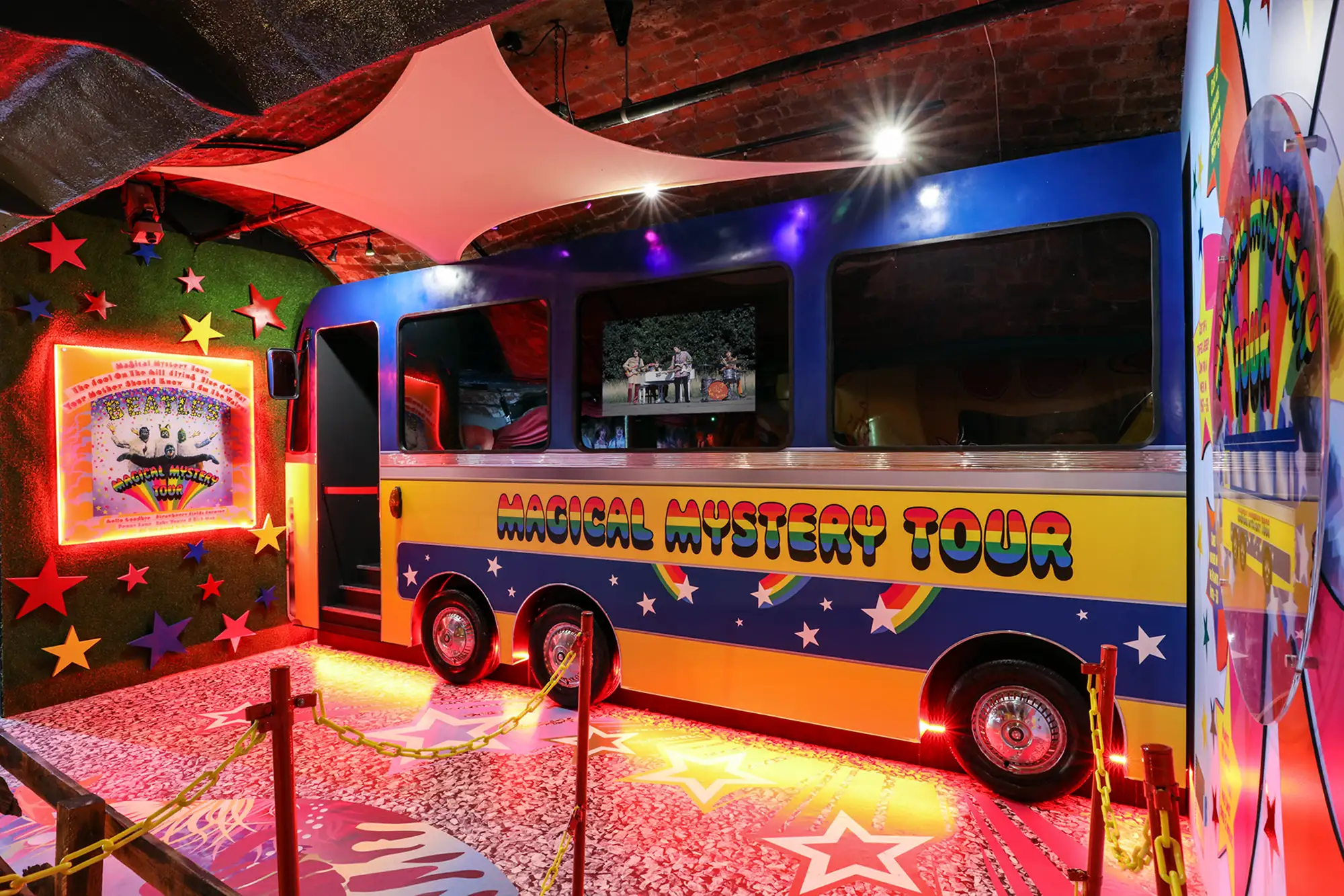 bunter Tourbus im Beatles Museum Liverpool