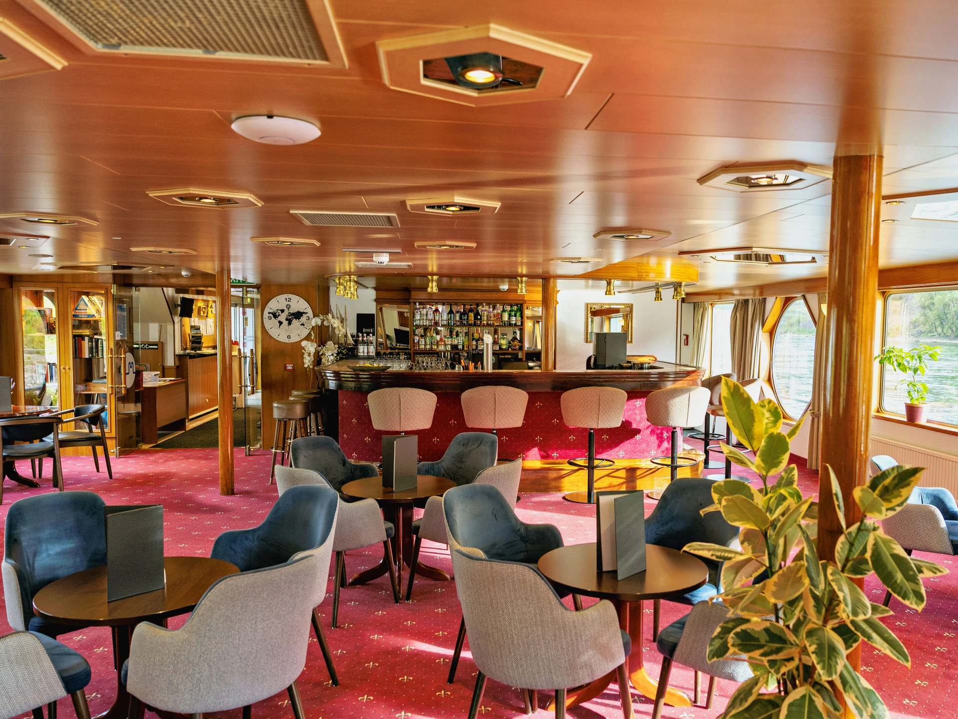 Gemütliches Innenraum einer Bar auf einem Kreuzfahrtschiff