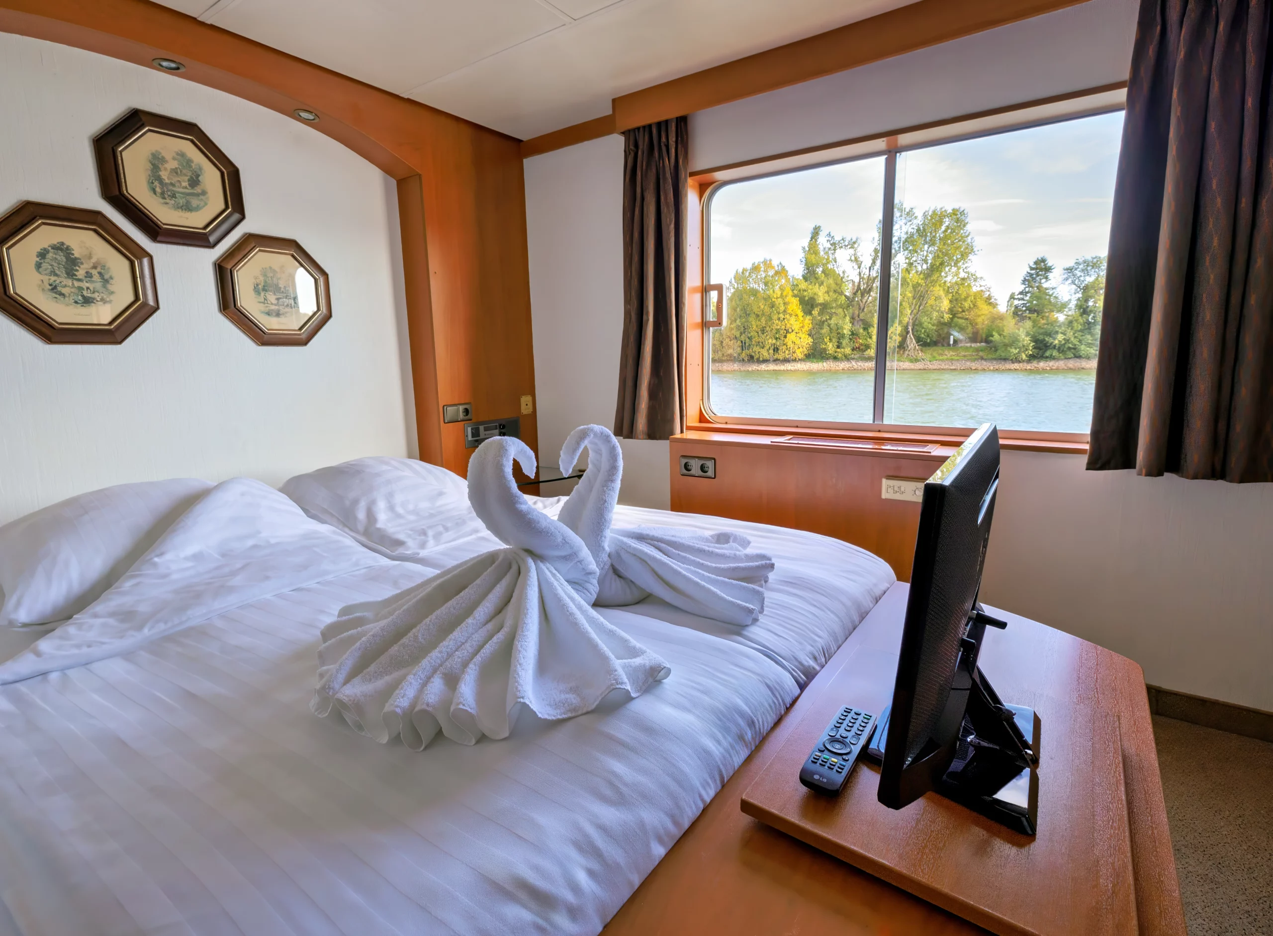 Dekoration von Handtüchern in Form von Schwänen auf einem Hotelbett