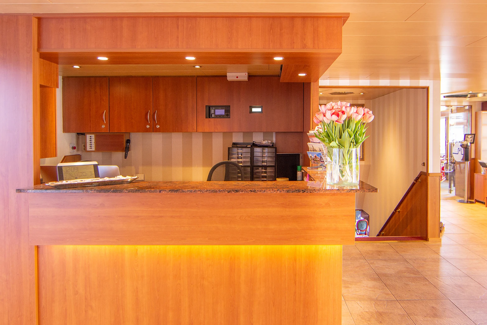 Innenansicht einer Hotelrezeption mit stilvollem Design