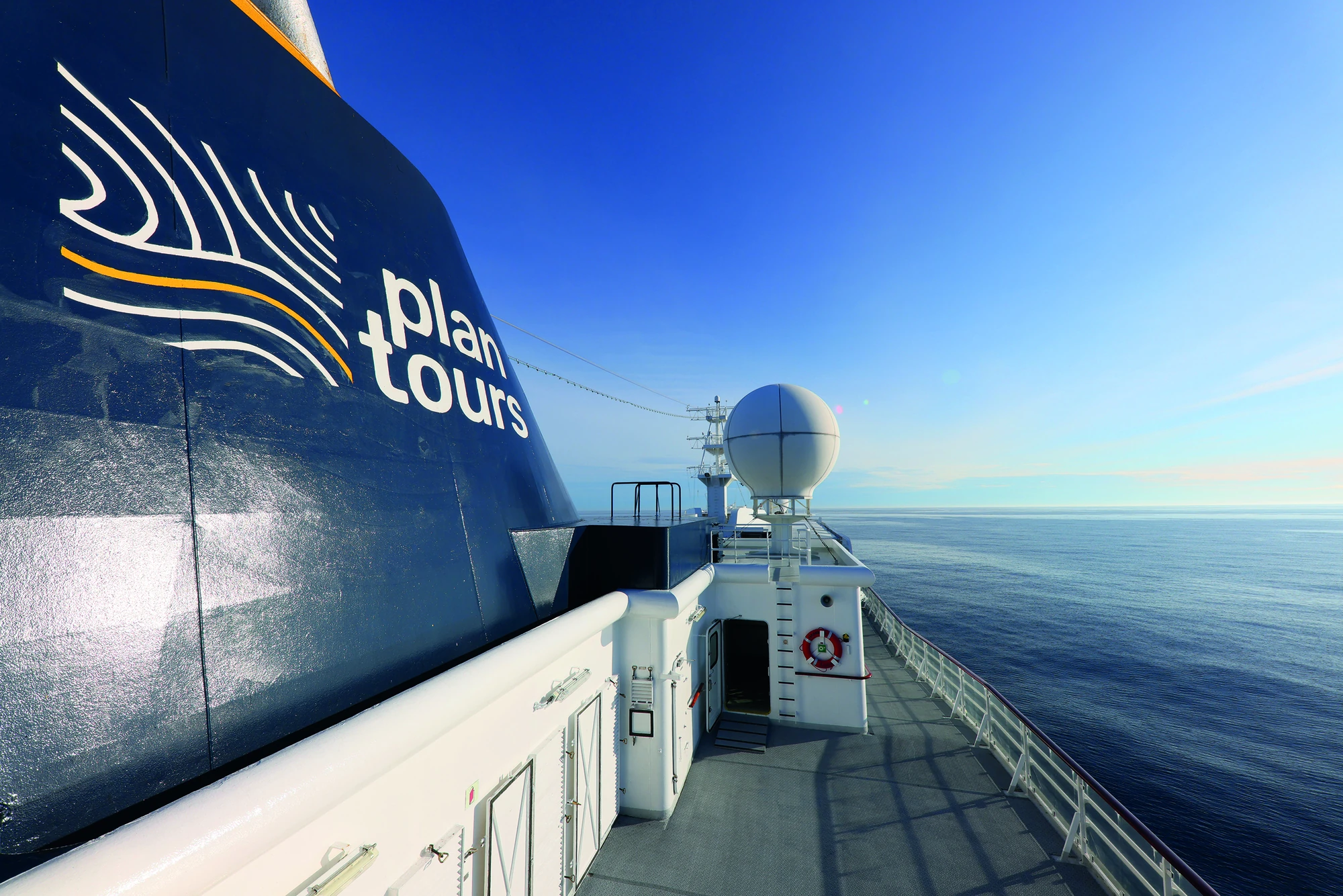 Ausblick vom Kreuzfahrtschiff auf das offene Meer