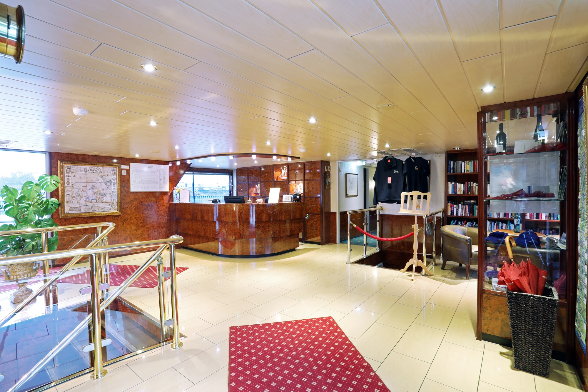 Rezeption und Foyer auf der MS SANS SOUCI mit Pflanzen und Sitzgelegenheiten