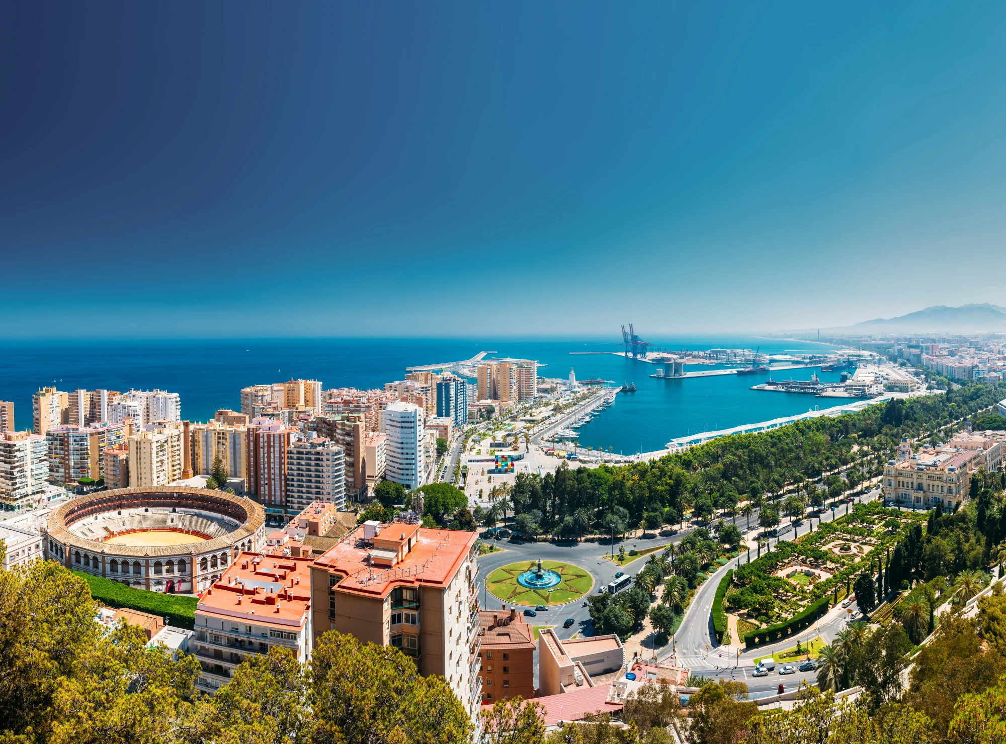 Panoramablick auf Malaga mit Hafen und Stadtansicht