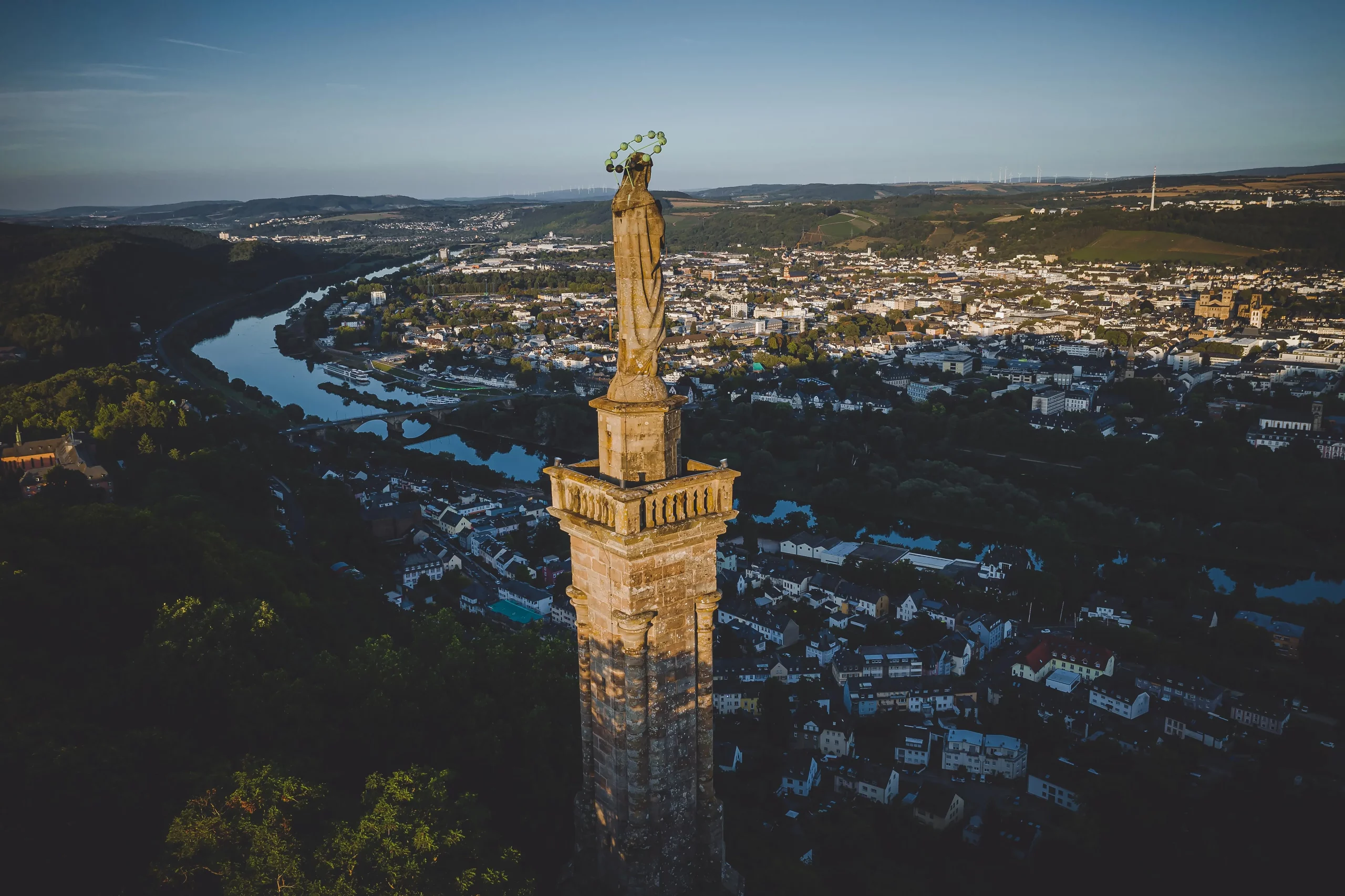 Die Mariensäule in Trier mit Blick ins Tal auf die Stadt.