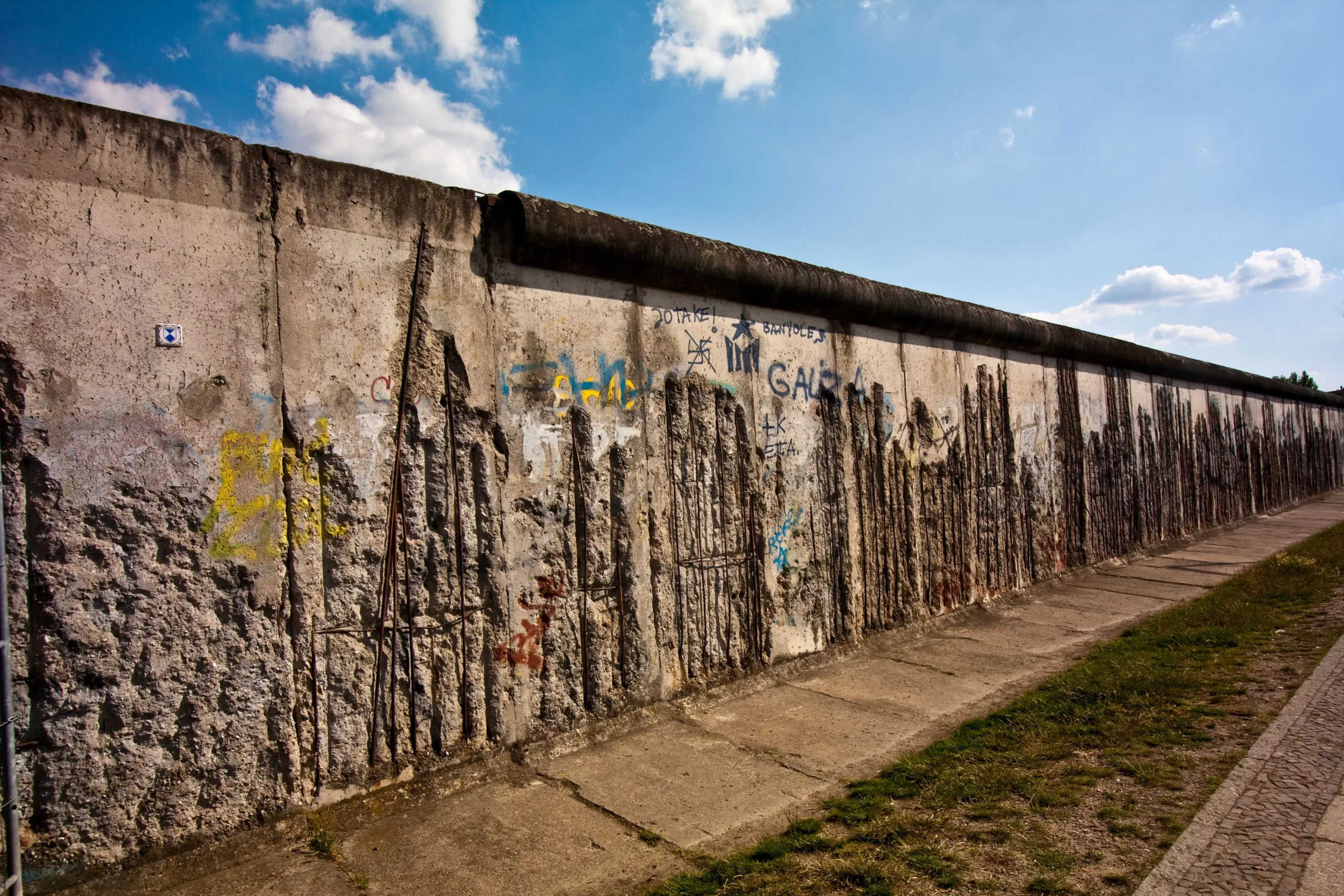 Ein verbliebenes Stück der Berliner Mauer.
