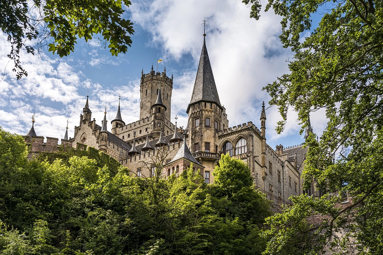 Maxton Hall - Das imposante Schloss Marienburg Außenansicht, , eingebettet in eine üppige grüne Landschaft, strahlt historischen Charme und majestätische Eleganz aus.
