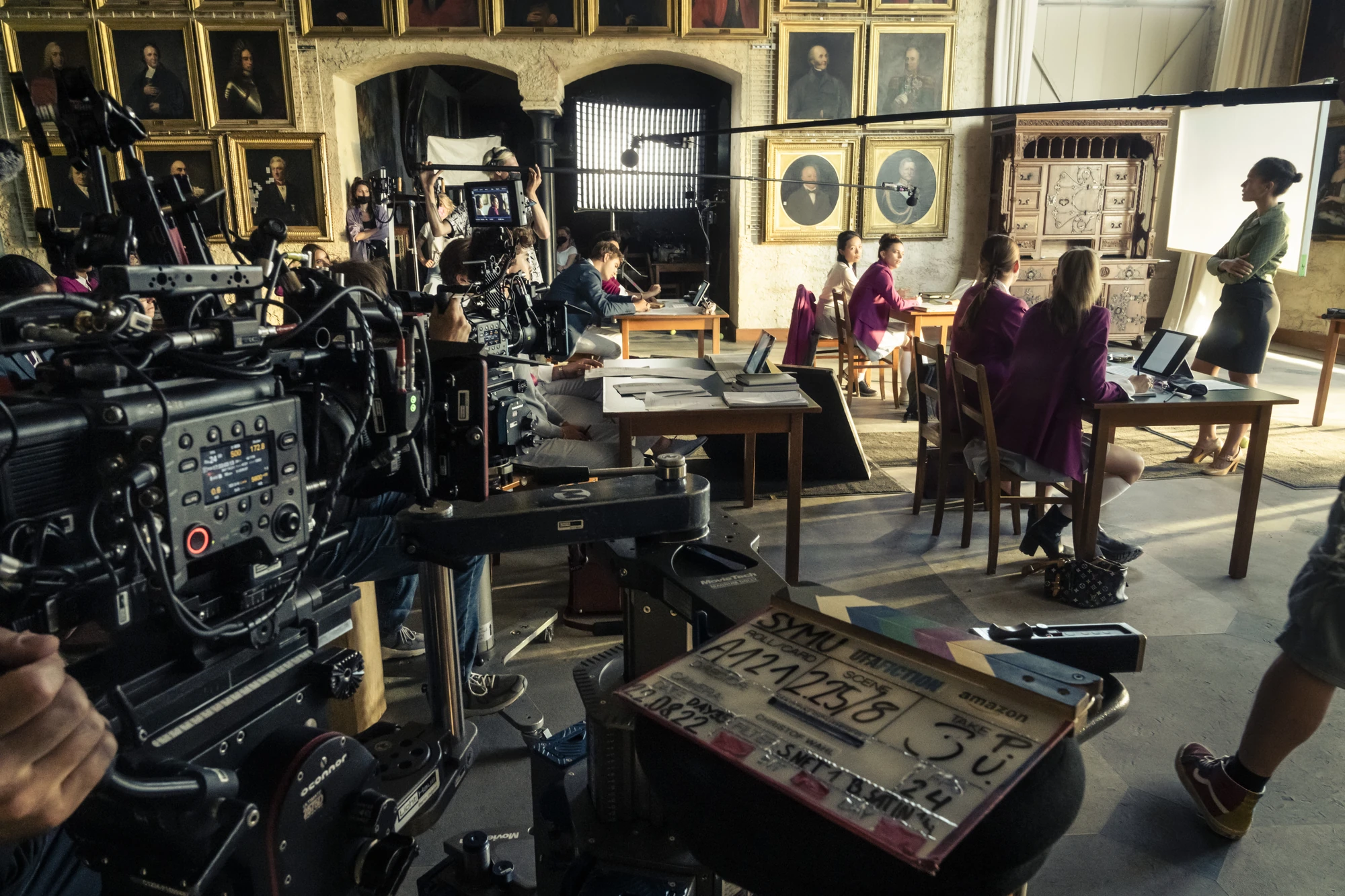 Maxton Hall Dreharbeiten - Die Szene zeigt die komplexe Filmausrüstung, Kameras und Crew, die eine Schulszene im historischen Stil einfängt.