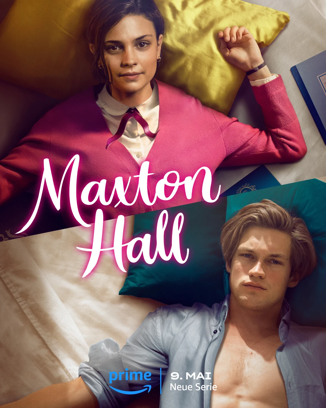 Maxton Hall zeigt das offizielle Logo mit Ruby und James, die entspannt auf farbigen Kissen liegen, unter dem Titel 