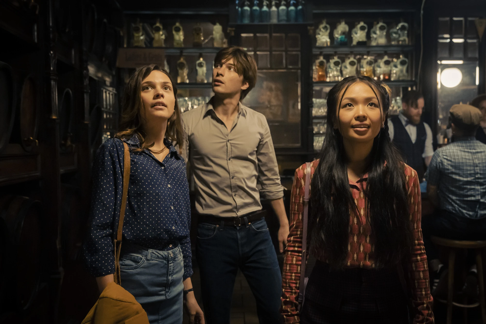 Maxton Hall Szenenbild von 3 Charakteren aus der Serie. Die Charaktere schauen alle sehr verwundert durch die Gegend.