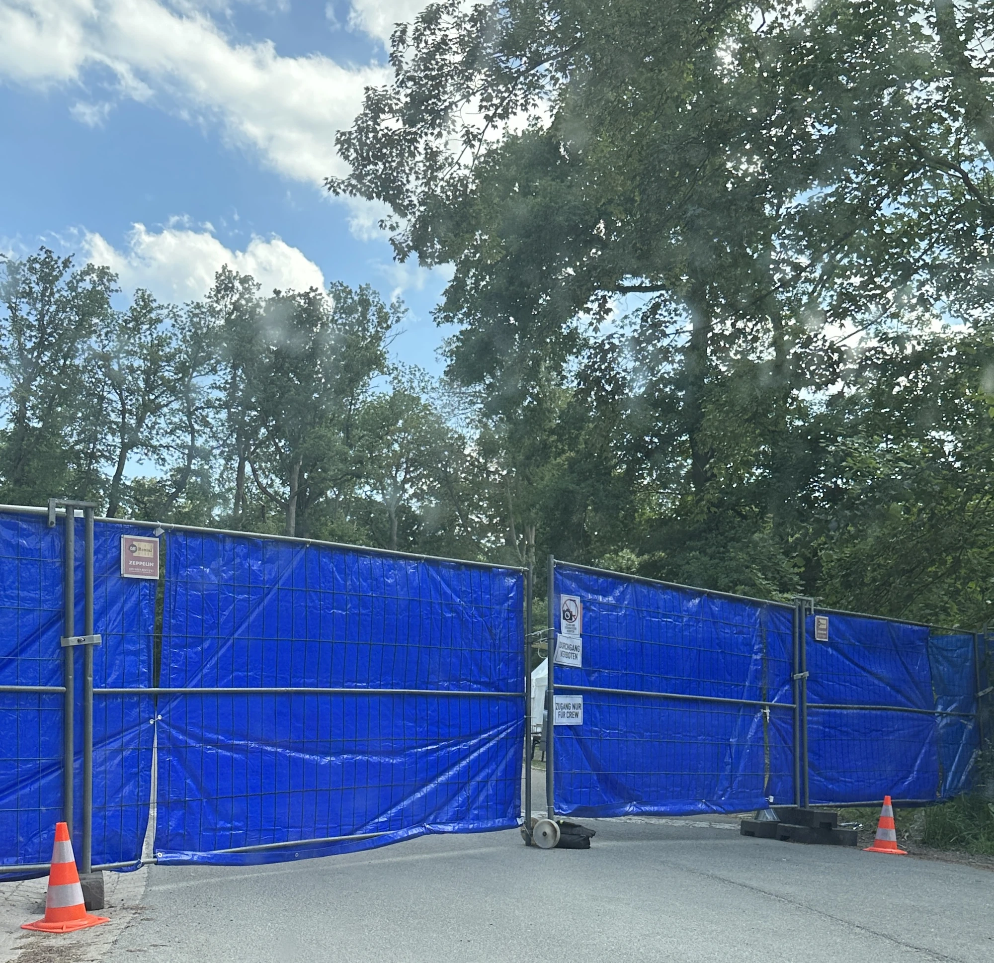 Maxton Hall - Dreharbeiten Schloss Marienburg Hannover aktuelle Parkplätze und Wege sind gesperrt. Zutritt zum Schloss Marienburg ist verboten.