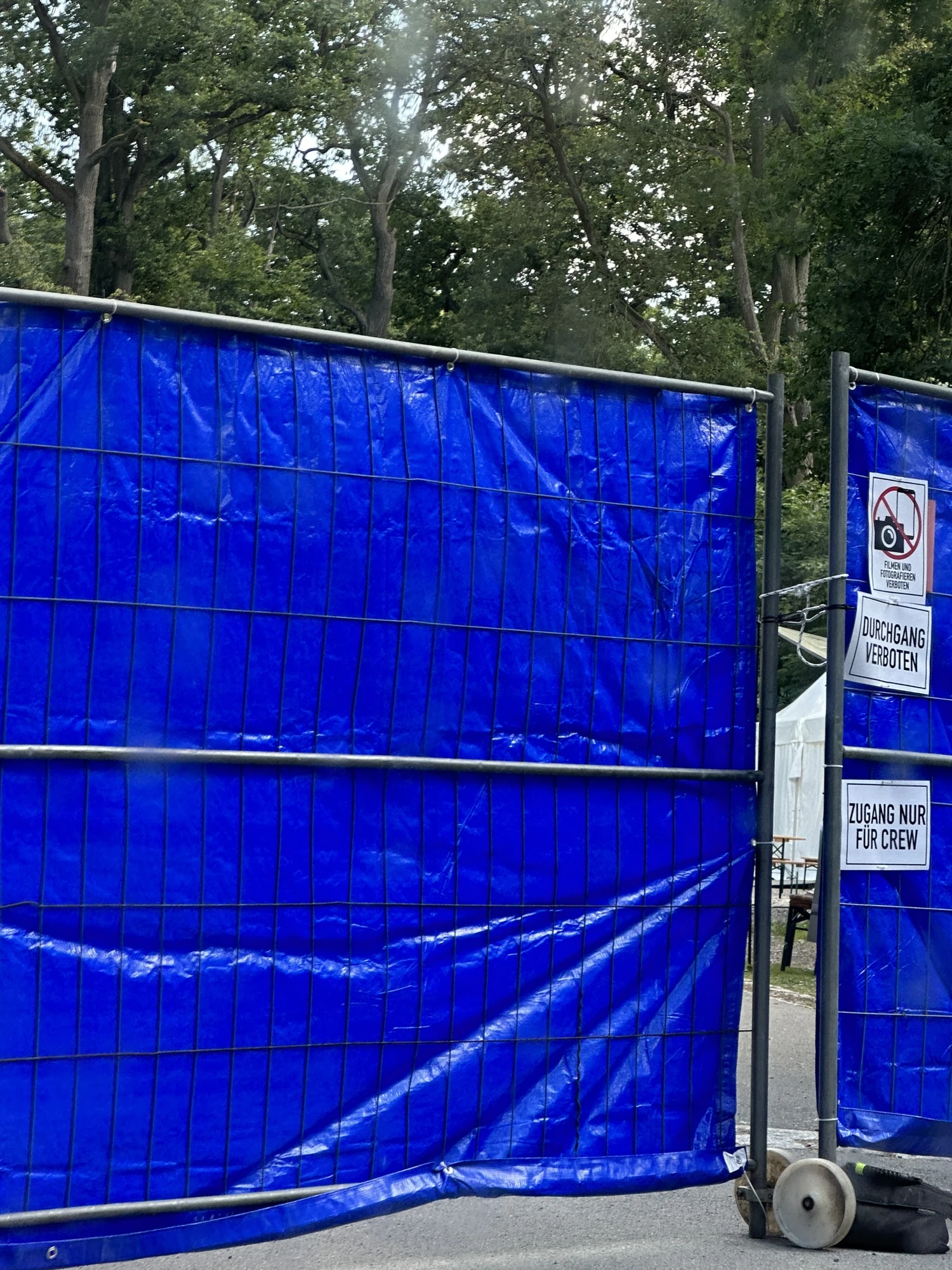 Maxton Hall - Dreharbeiten Schloss Marienburg Hannover aktuelle Parkplätze und Wege sind gesperrt. Zutritt zum Schloss Marienburg ist verboten.