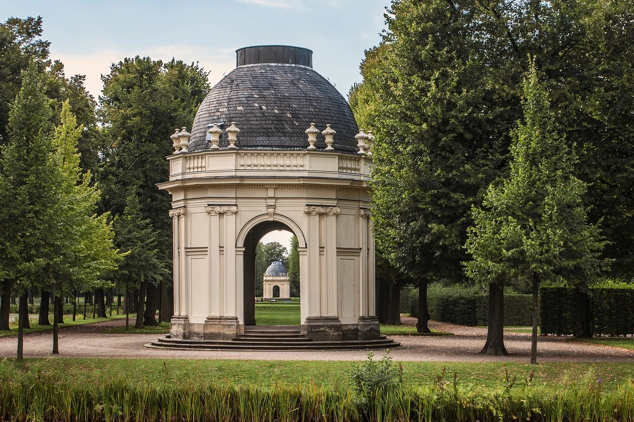Hannover, Großer Garten Herrenhausen, Eckpavillon an der Graft van Louis Remy de la Fosse, im Hintergrund ein weiterer Tempelbau