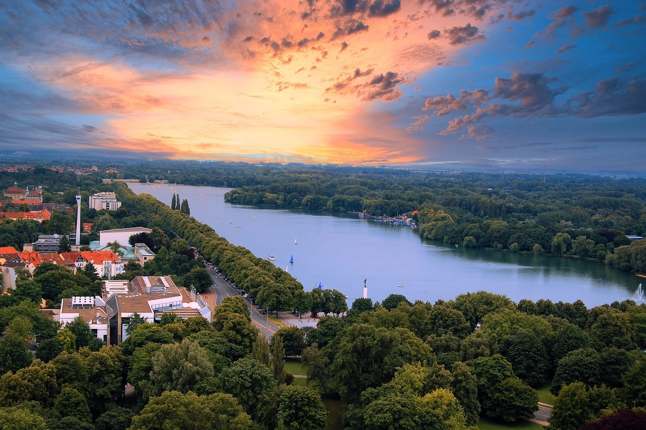 Hannover Maschsee bei Sonnenuntergang Richtung Deister