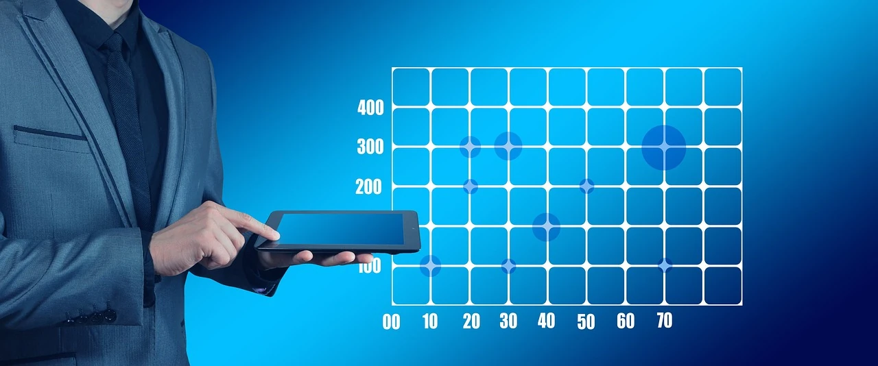 Ein Geschäftsmann in einem Anzug nutzt ein Tablet vor einem digitalen Diagramm mit Zahlen und Grafiken, symbolisierend für moderne Datenanalyse und Technologie.