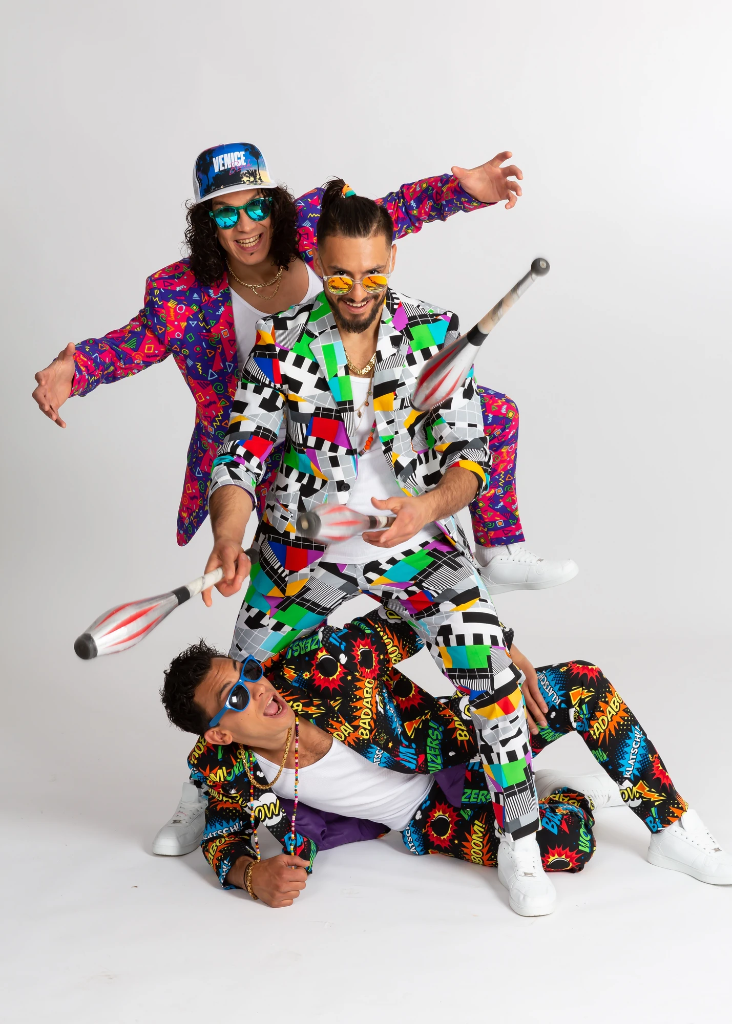 Messoudi Brothers - drei Männer in bunter abstrakter Kleidung