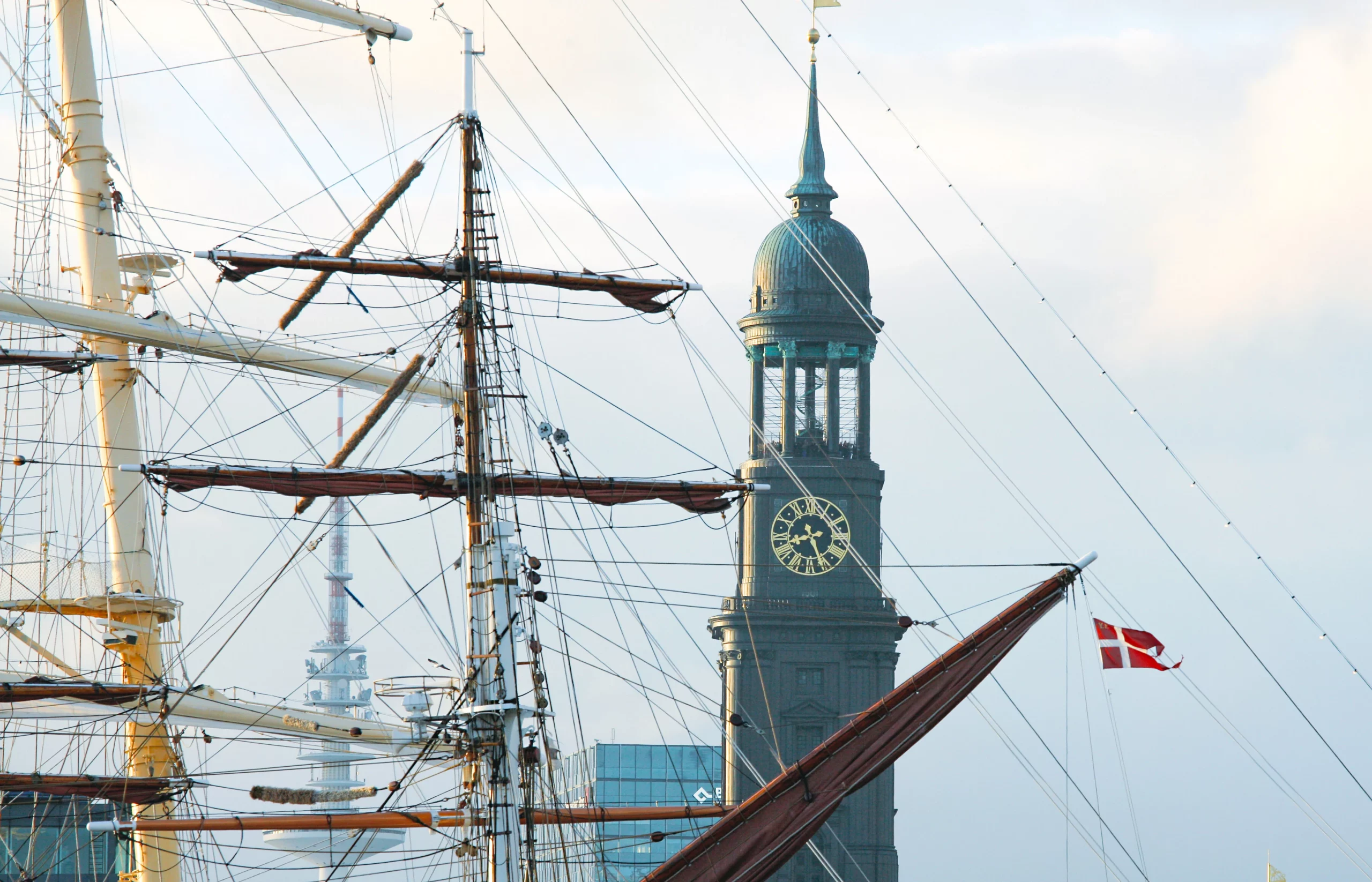 Michelturm und Segelschiffe auf Hafengeburtstag Hamburg im Hintergrund der Fernsehturm