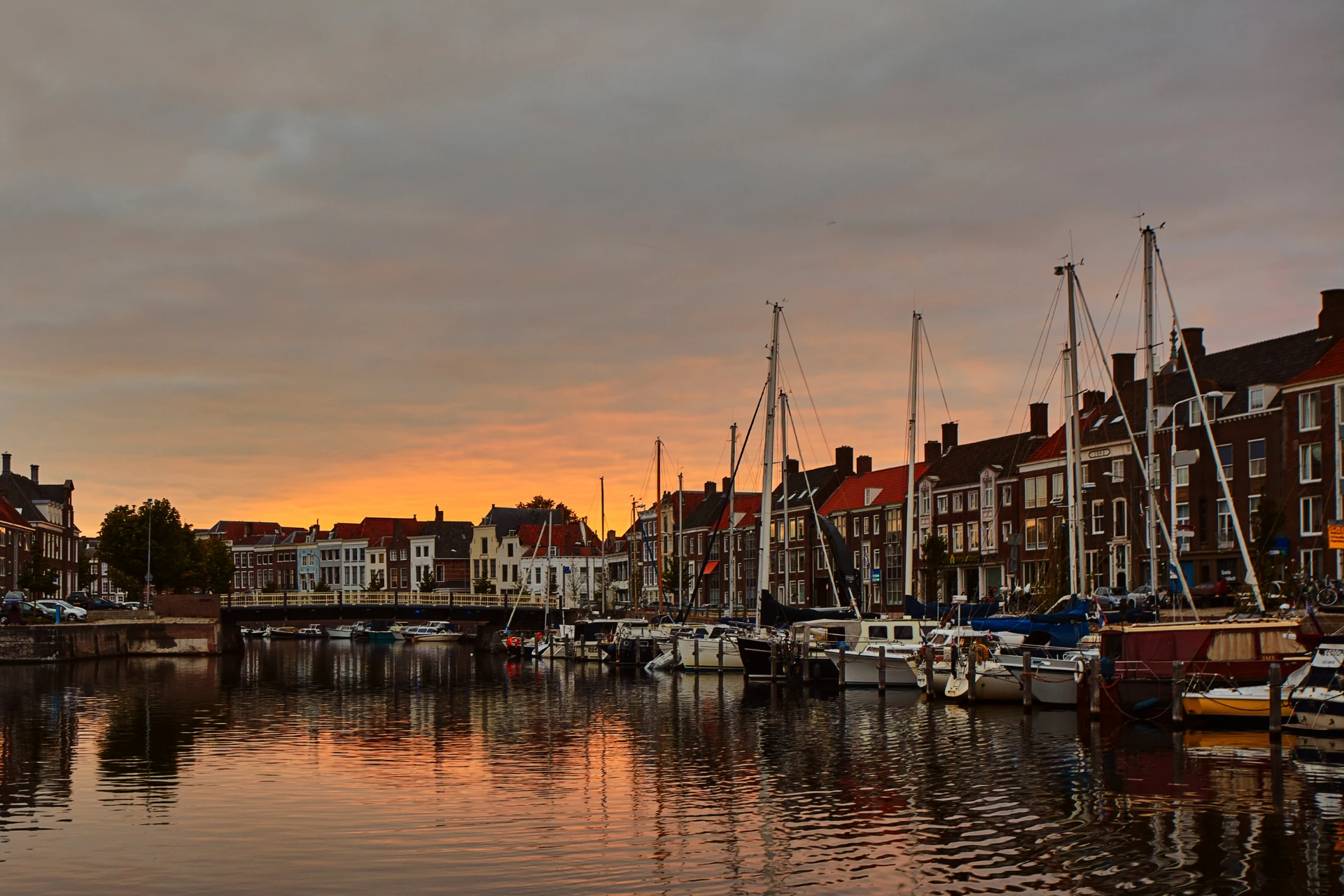Kanal in Middelburg bei Abenderot mit vielen Schiffen