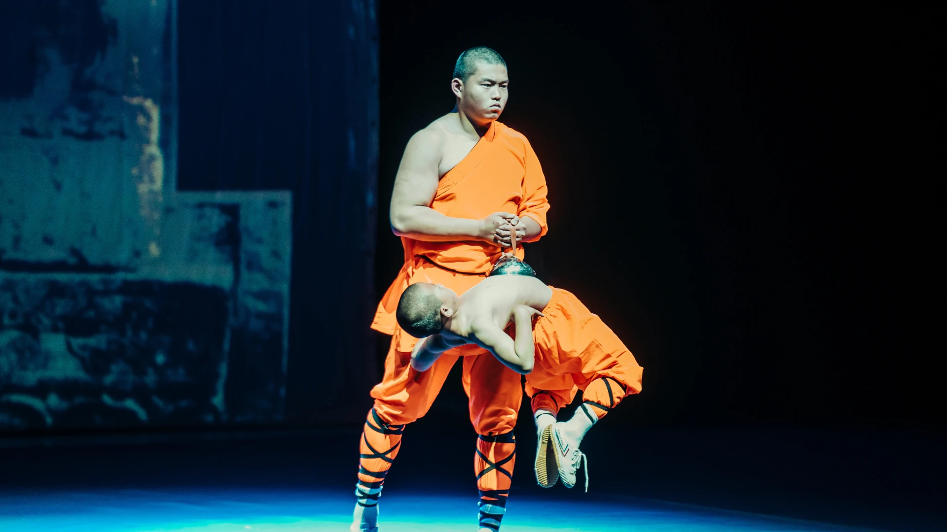 Mönch wird am Bauch mit einer Saugglocke hochgezogen