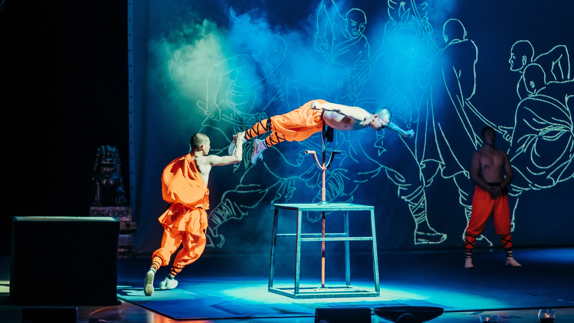 Mönch legt sich mit dem Bauch auf die Spitze eines Pfahls