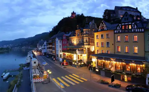 Außenansicht des Hotels Weinhof in Cochem am Abend, ein Beispielhotel für Ihre Radreise Trier-Koblenz