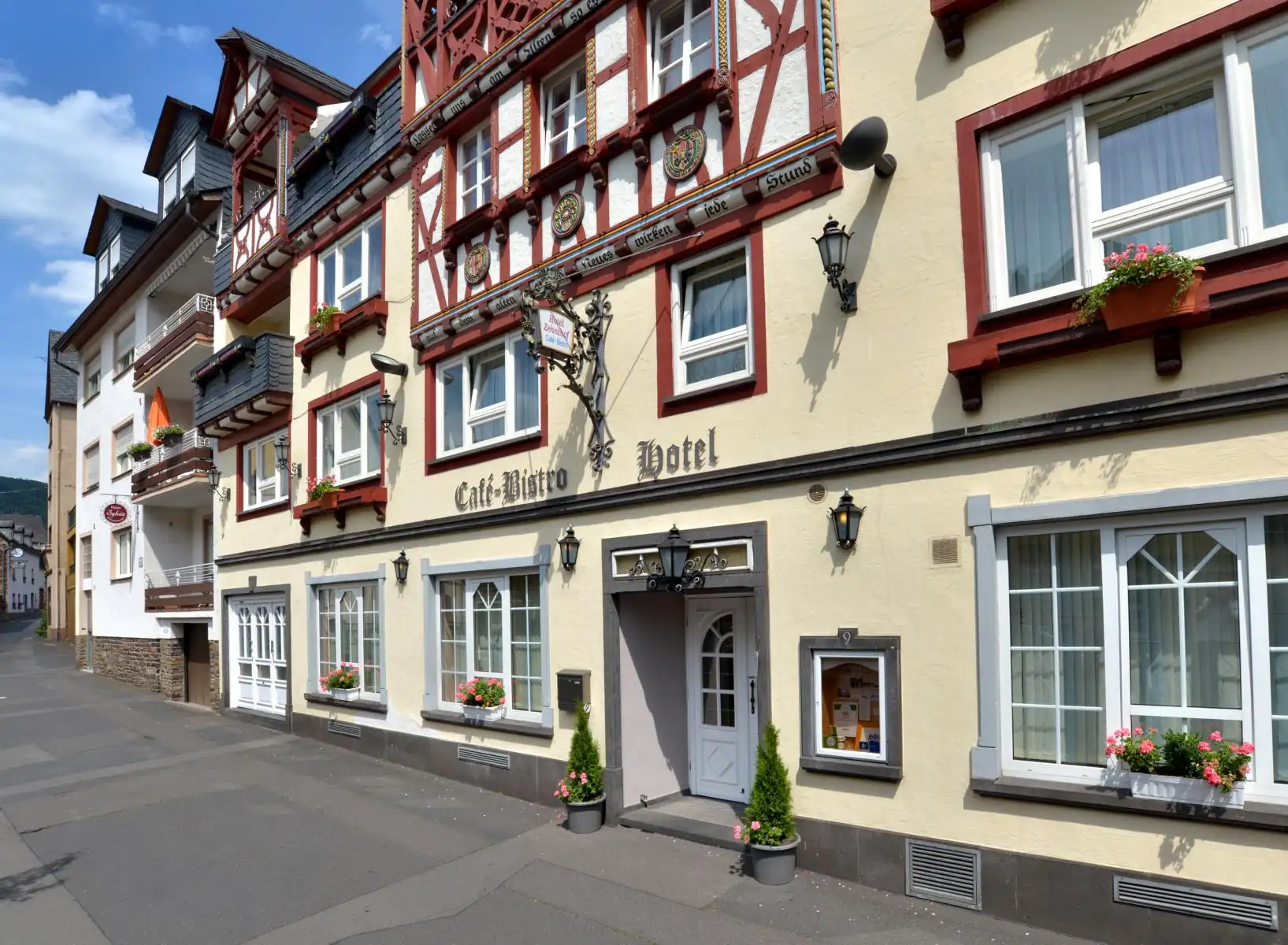 Fassade, teilweise mit Fachwerk, vom Hotel Zehnthof in Cochem, ein Beispielhotel für Ihre Radreise Trier-Koblenz