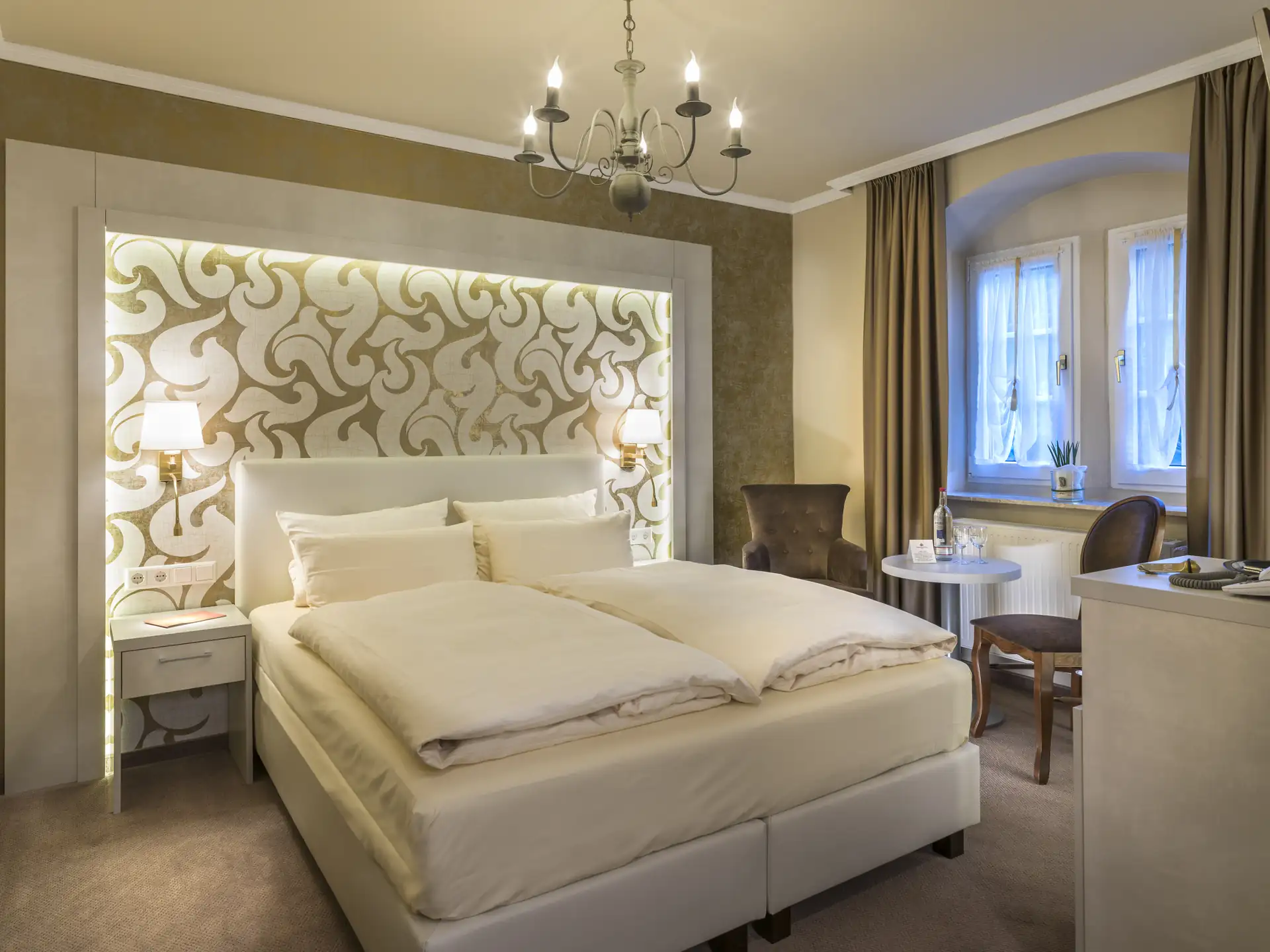 Zimmerbeispiel im Schlosshotel Petry in Treis-Karden mit Kronleuchter und Doppelbett, ein Beispielhotel für Ihre Radreise Trier-Koblenz