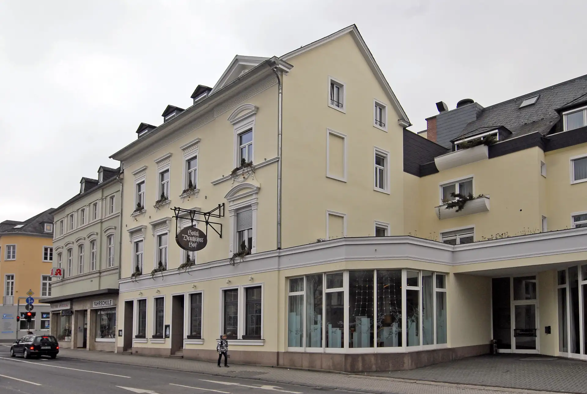 Außenansicht des Hotels Deutscher Hof mit heller Fassade in Trier, ein Beispielhotel für Ihre Radreise Trier-Koblenz