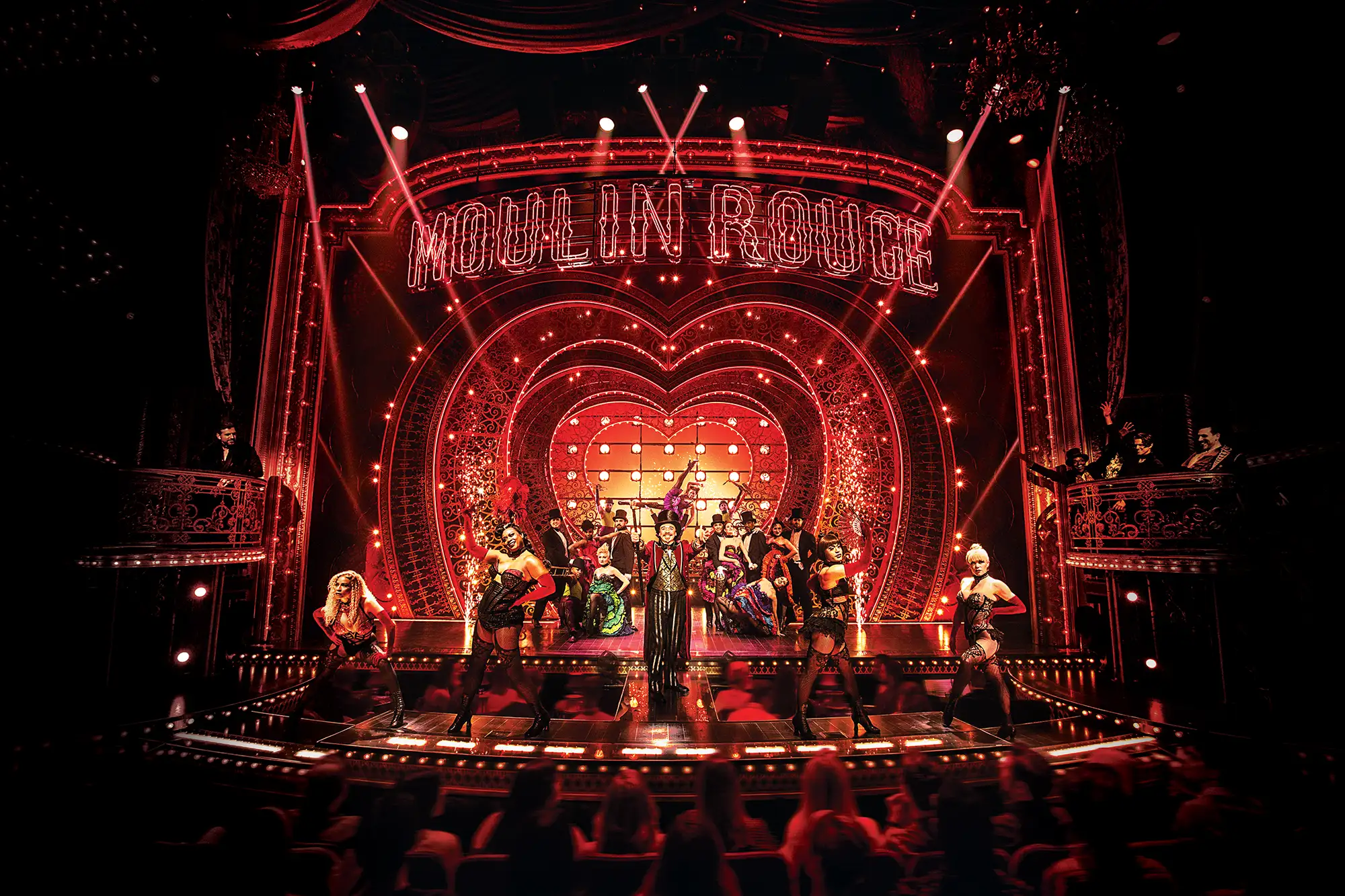 Moulin Rouge in Köln - Tanzszene auf rot erleuchteter Bühne