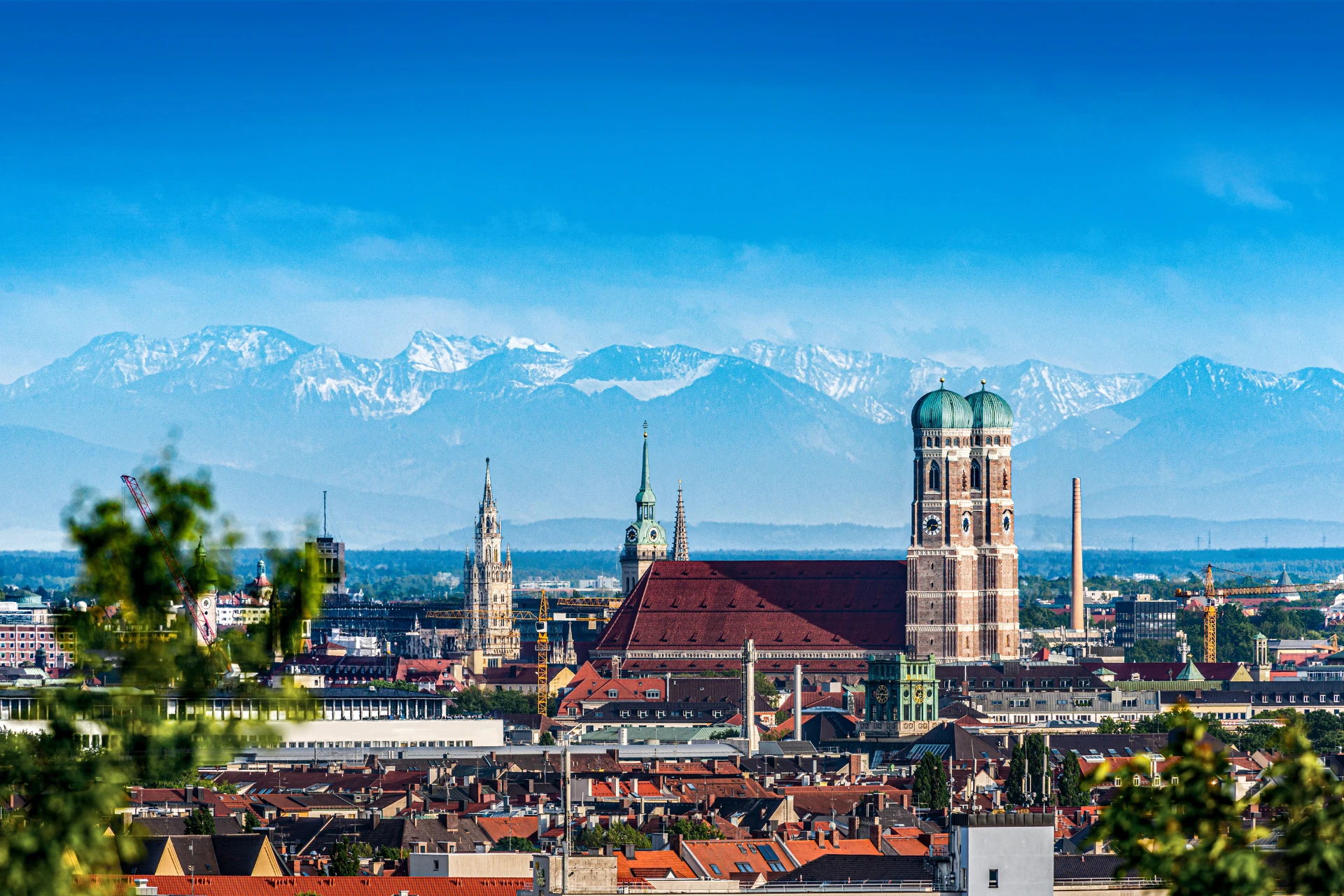 Panoramablick über München mit den Alpen im Hintergrund