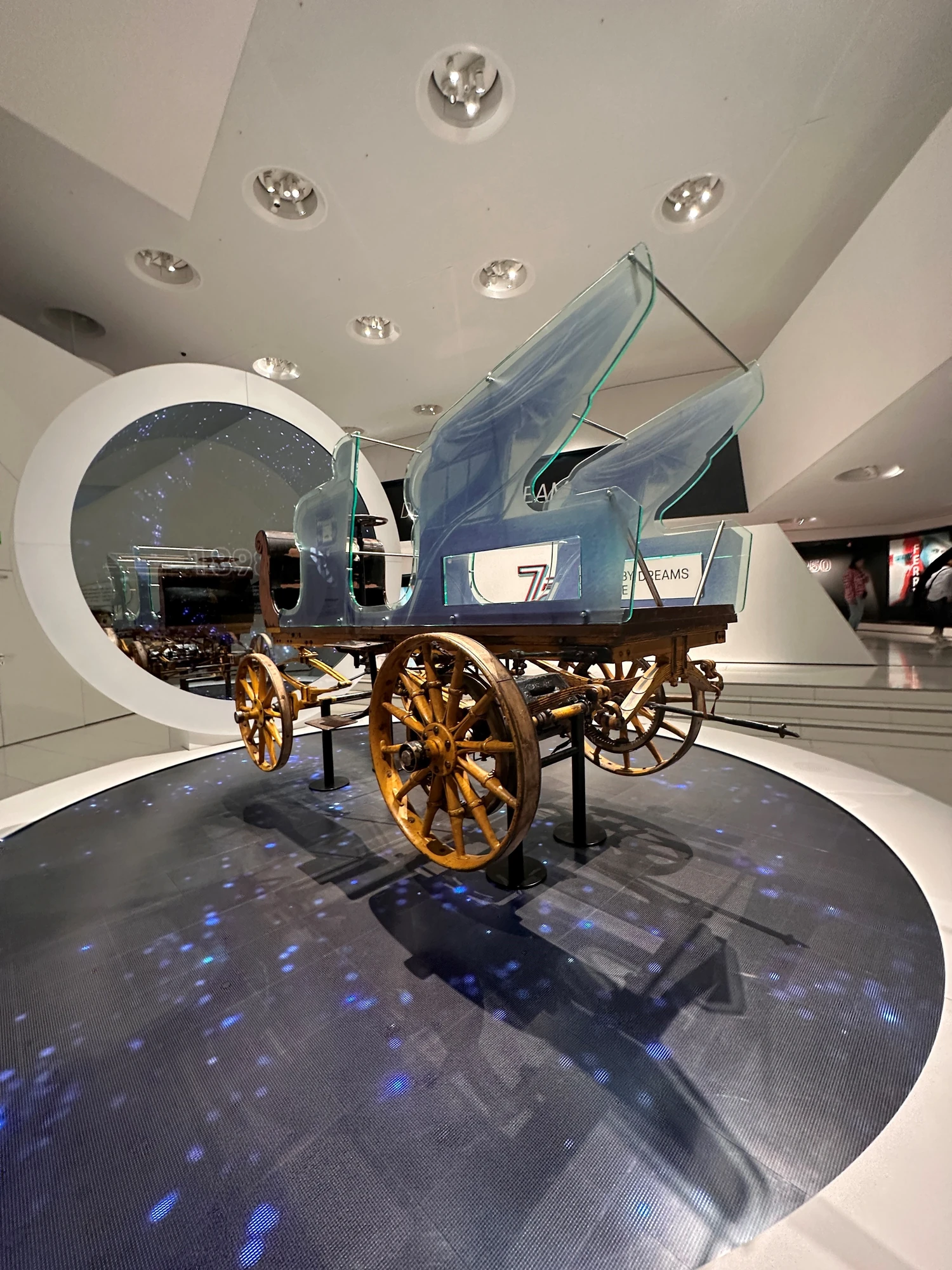 Porsche Museum in Stuttgart - einzigartiges Fahrzeug aus Holz