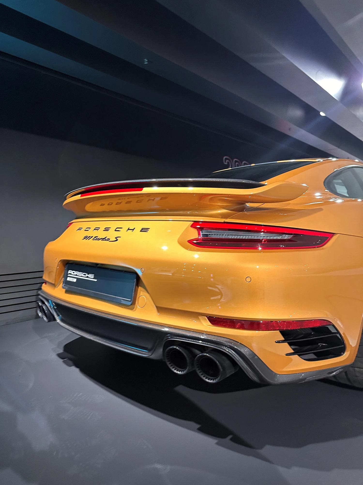 Museen Stuttgart Porsche Museum Ausstellung 911 Turbo S in gelb
